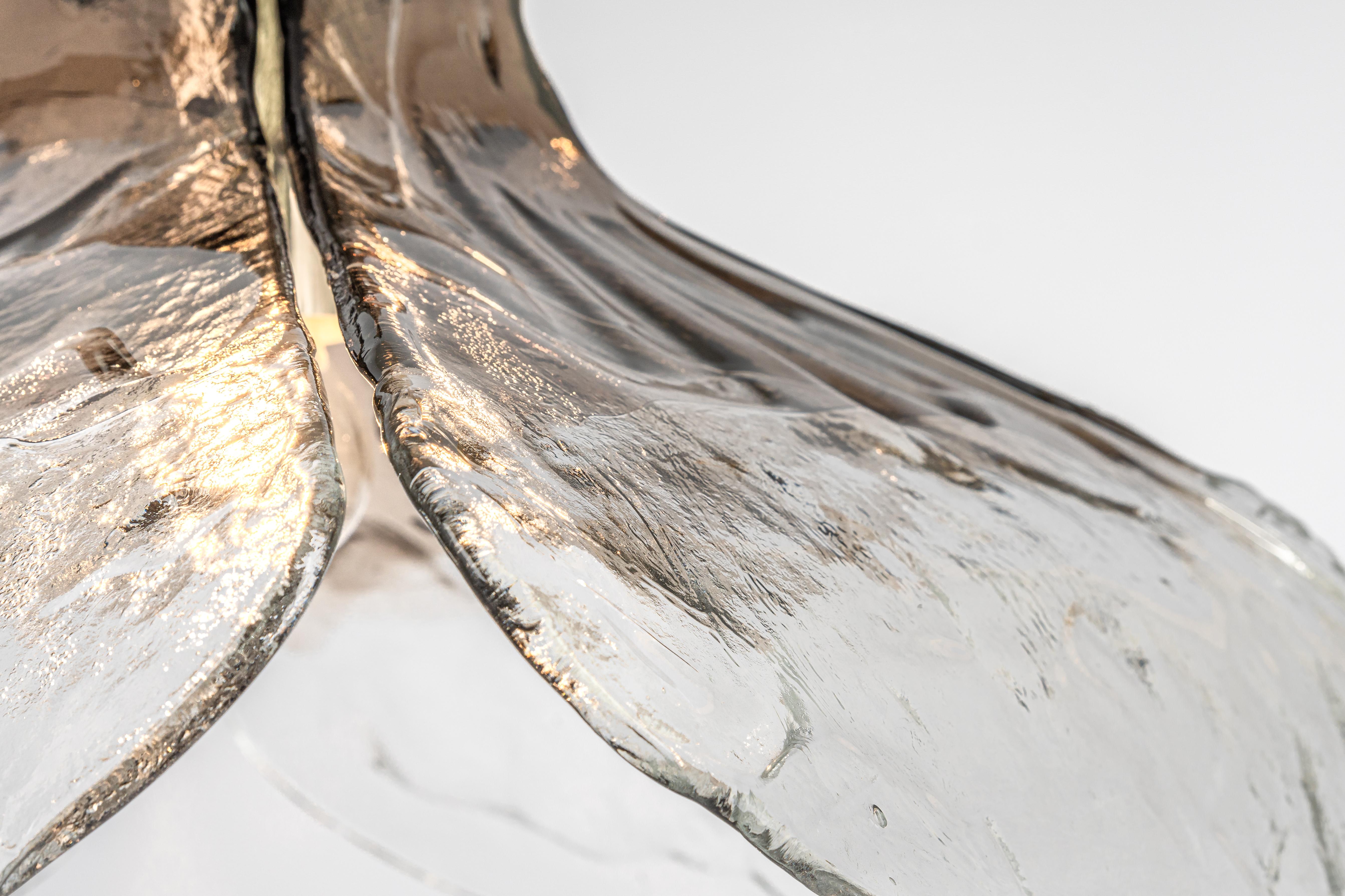 Un grand lustre en verre fumé de Murano conçu par Carlo Nason pour Kalmar, en Allemagne, fabriqué dans les années 1960.
Le lustre est composé de 4 éléments épais en verre de Murano fixés à une structure métallique.

De haute qualité et en très bon