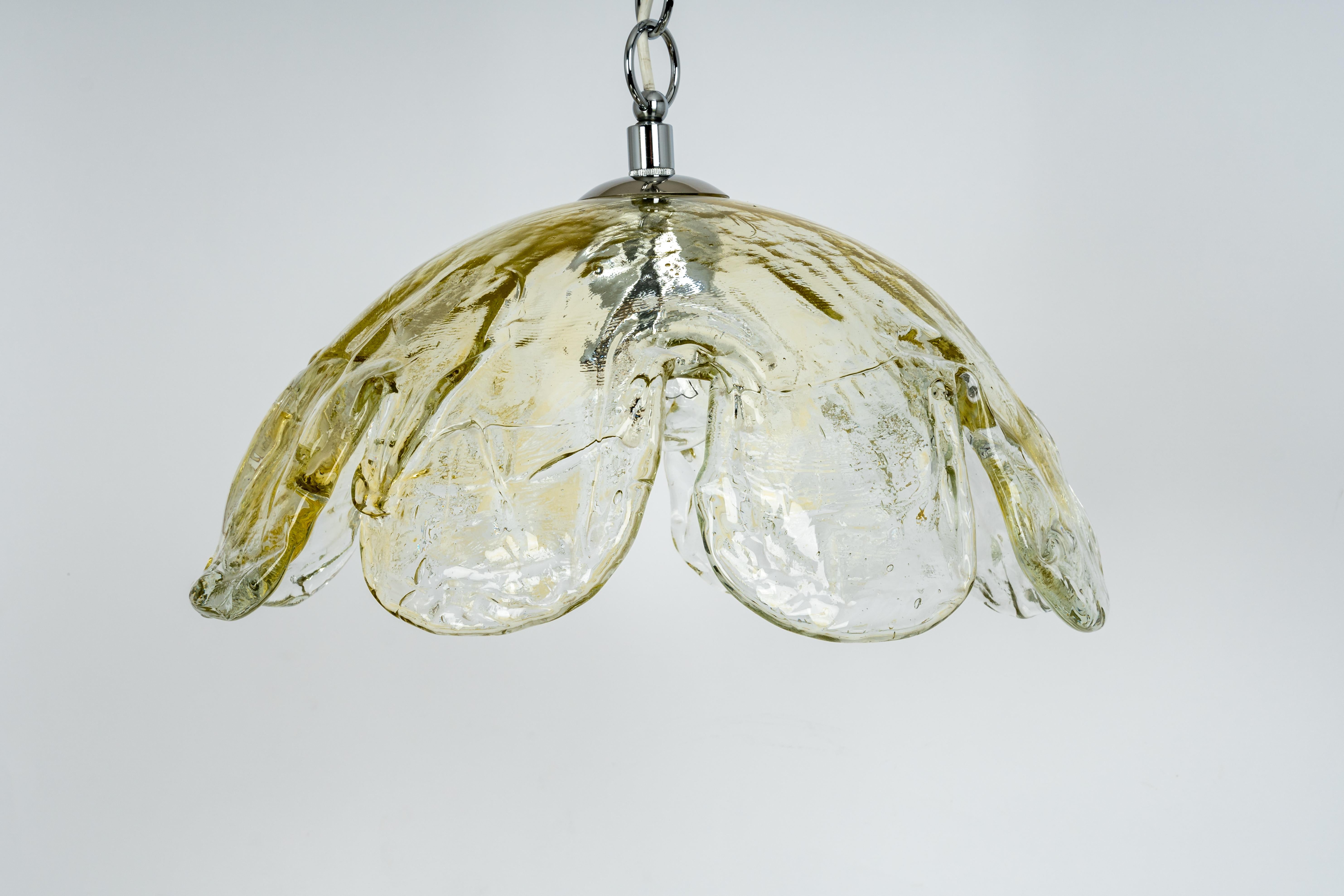 Allemand 1 des 2 lampes à suspension en verre de Murano conçues par Kaiser, Allemagne, années 1960 en vente