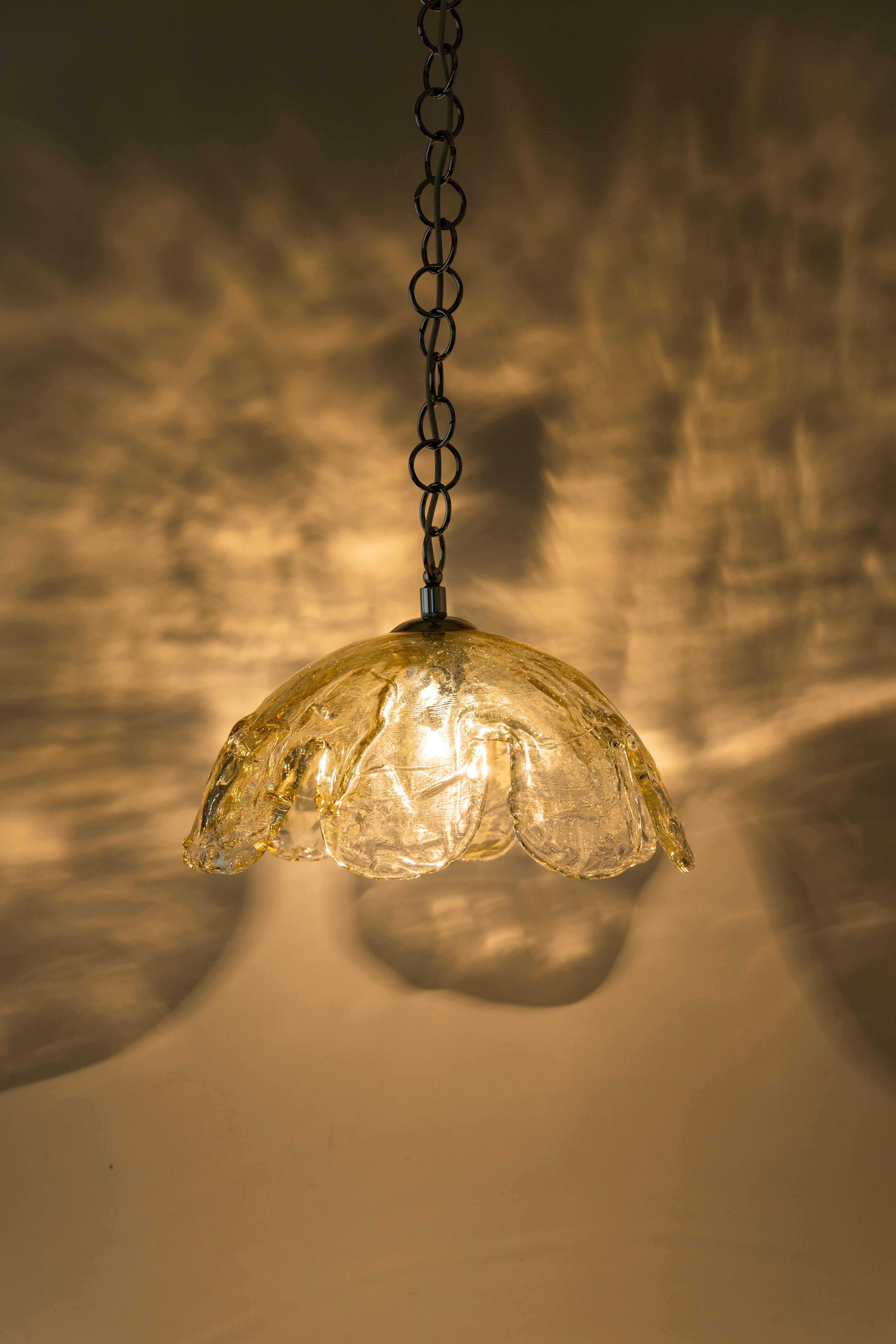1 des 2 lampes à suspension en verre de Murano conçues par Kaiser, Allemagne, années 1960 Bon état - En vente à Aachen, NRW