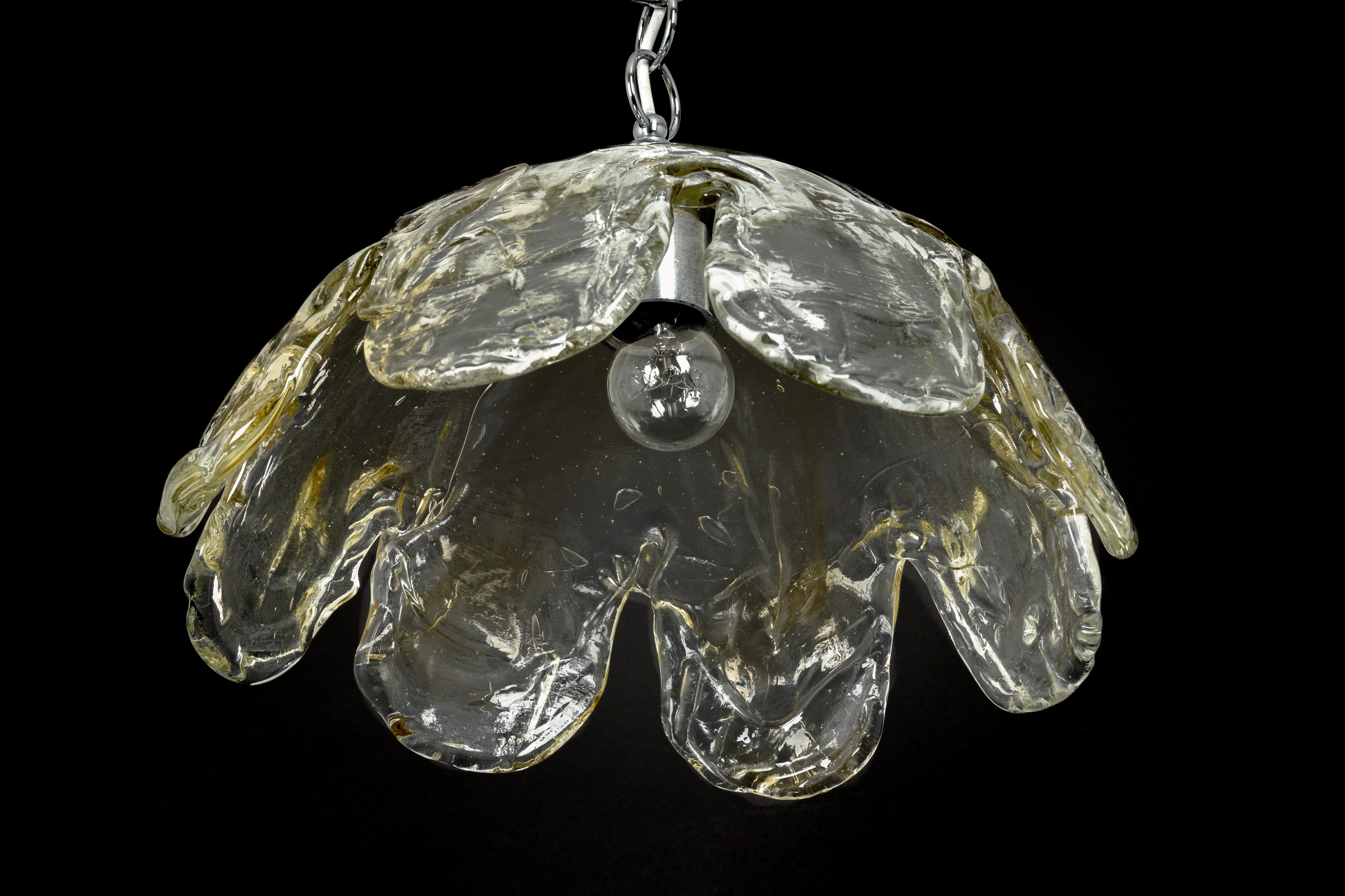 Verre de Murano 1 des 2 lampes à suspension en verre de Murano conçues par Kaiser, Allemagne, années 1960 en vente