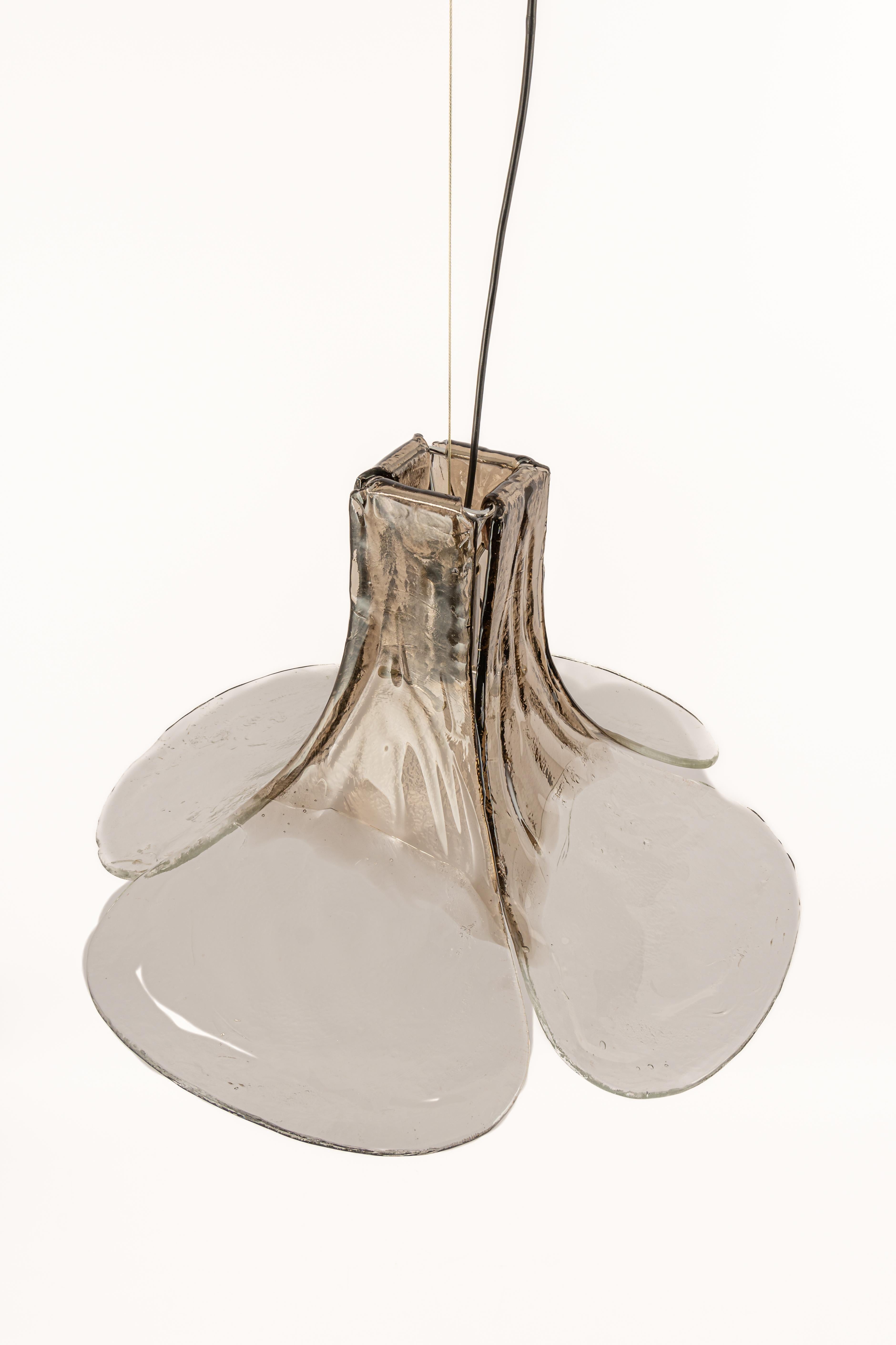 Wonderful floral pendant light with four hand-made clear and smoked Murano glass petals which are supported by a metal frame, designed by Carlo Nason for Kalmar, in the 1970s

Heavy quality and in very good condition. Cleaned, well-wired and ready