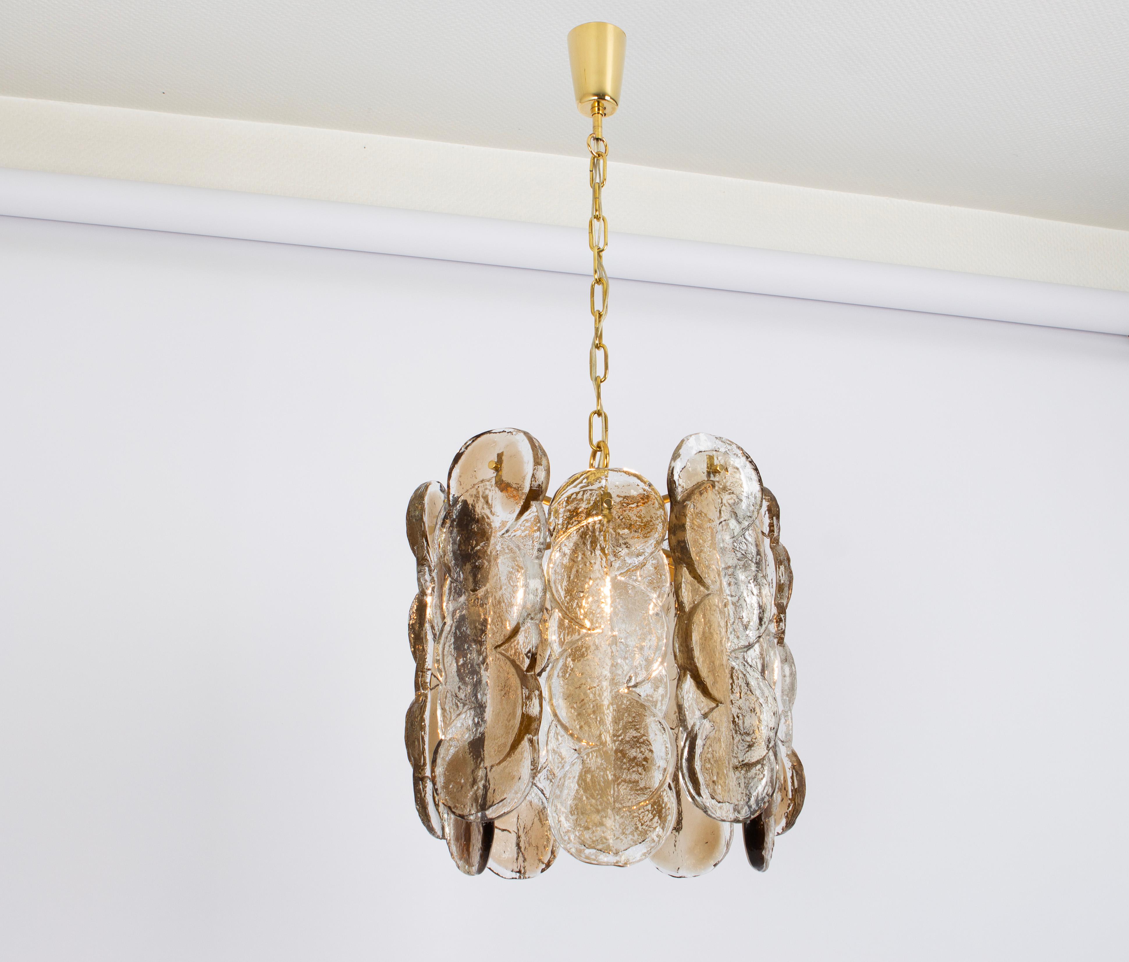 Maravillosa araña de cristal de Murano de Kalmar, años 70
Vidrio de murano ahumado en espiral, paneles de cristal retorcido transparente con una franja de color ámbar dorado claro en su interior.

Necesita 1 bombilla estándar E27.
Las bombillas no