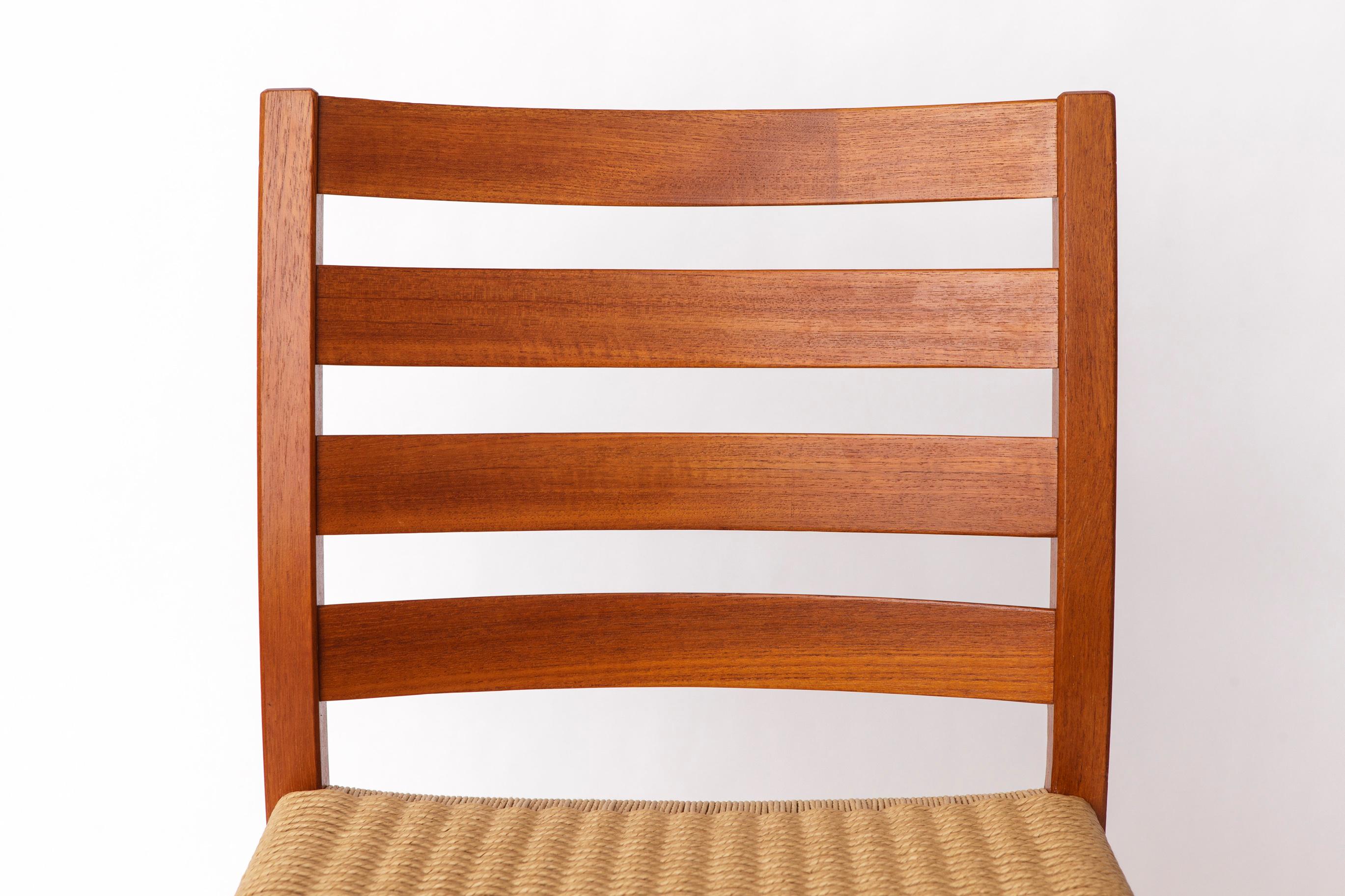 Chaise Niels O. Møller, modèle 408 (années 1960-1970)
Prix par chaise - 2 disponibles

De belles et solides chaises conçues par Niels O. Møller, modèle 408, fabriquées en bois de teck massif. Les deux chaises ont été remises à neuf par des
