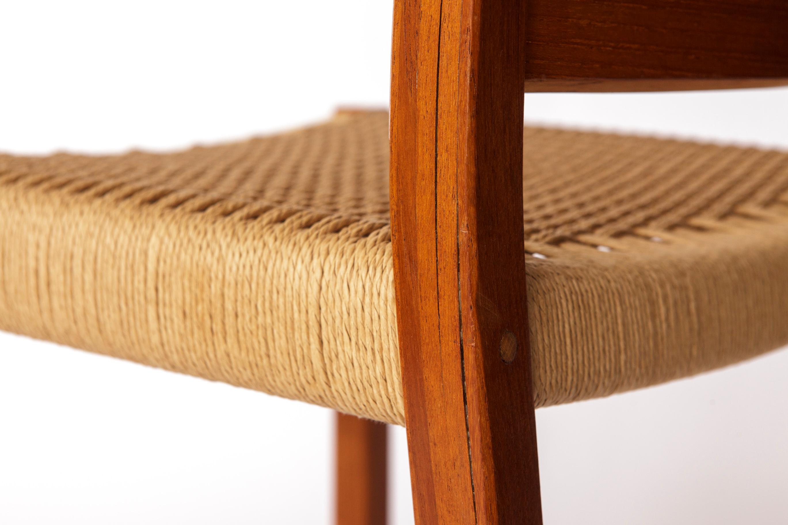 Milieu du XXe siècle 1 of 2 Chaise Niels O. Møller Model 408 Teck Danoise Mid-Century Vintage Dining en vente