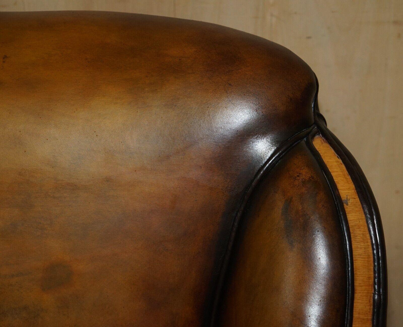 20ième siècle 1 DE 2 SOFAS ART DECO HARRY & LOU EPSTEIN teintées à la main en cuir marron en vente