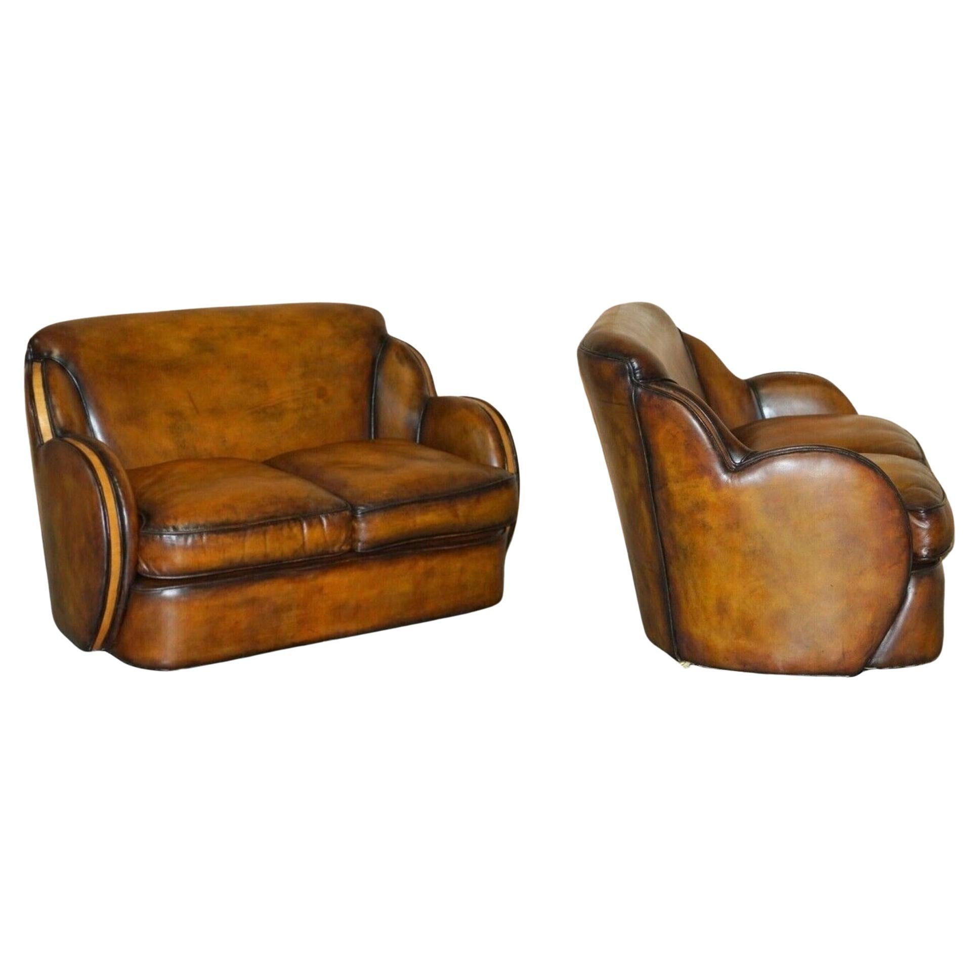 1 VON 2 RESTORIERTEN ART DECO HARRY & LOU EPSTEIN HANDGEFÄRBTEN BROWN LEATHER SOFAs im Angebot