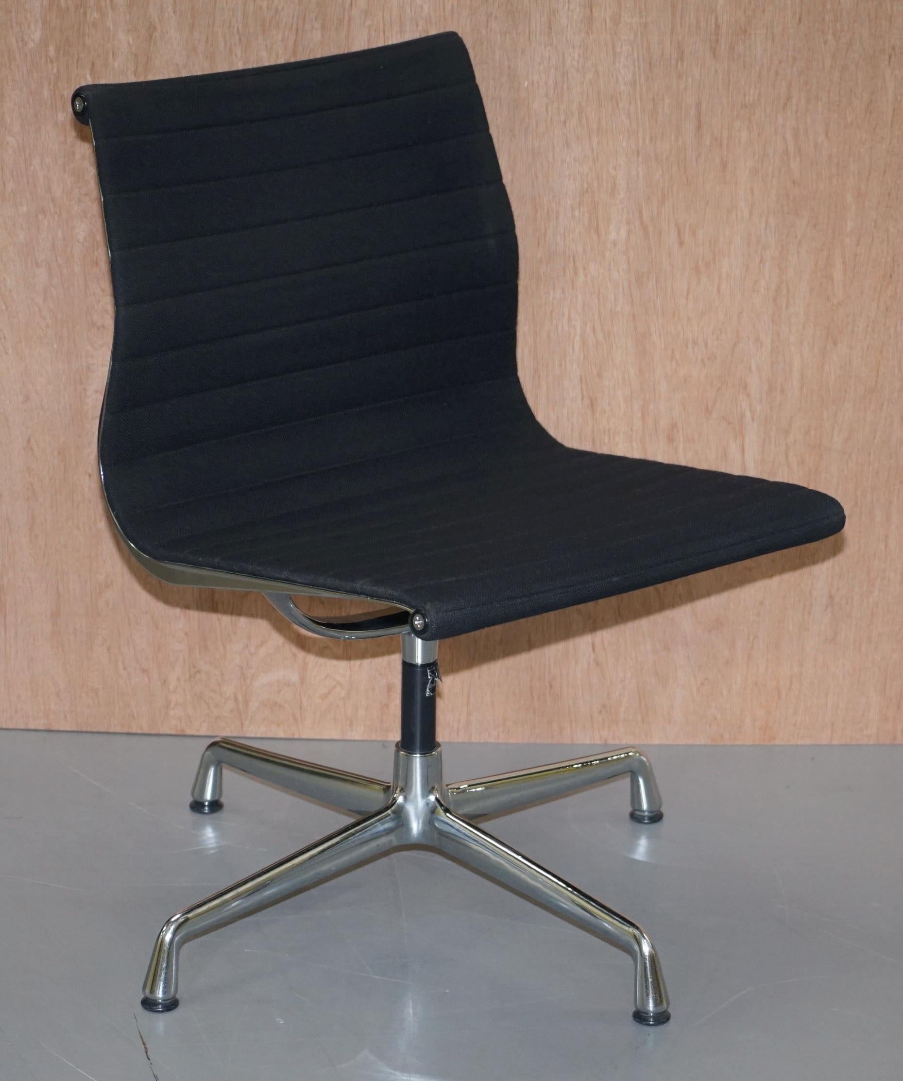 We are delighted to offer for sale one of two Vitra Eames EA 105 Hopsak office chairs RRP £1698 each

To confirm this sale is for one chair with the option to buy two

Charles and Ray Eames created an icon of the 20th century with their design