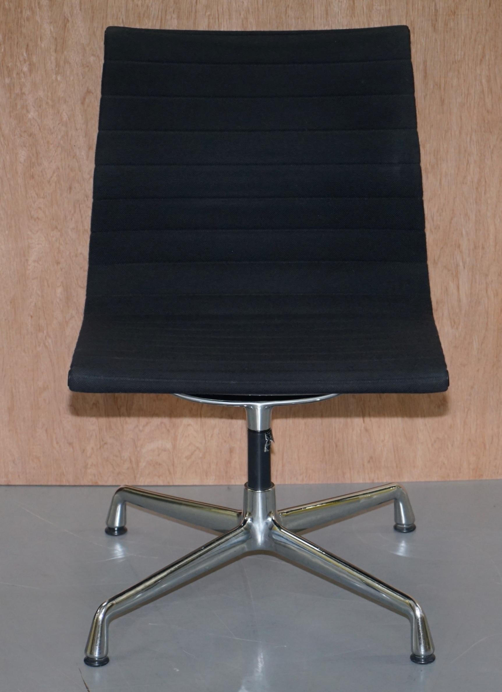 1 von 2 Original Vitra Eames jeder EA 105 Hopsak Dreh-Bürostühle (Moderne der Mitte des Jahrhunderts)