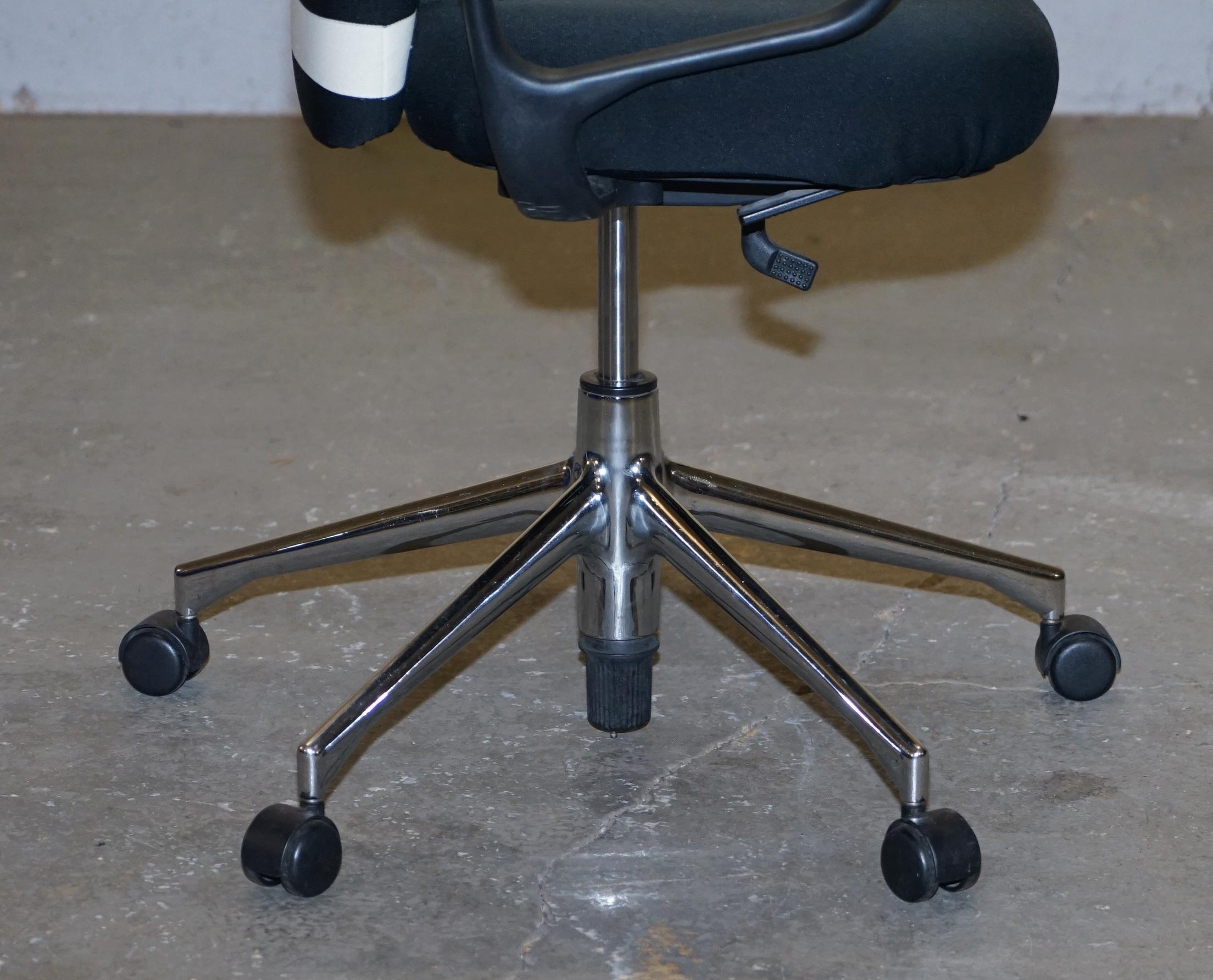 1 of 2 Original Vitra Stamped Ergonomically Approved Office Desk Armchair For Sale 3