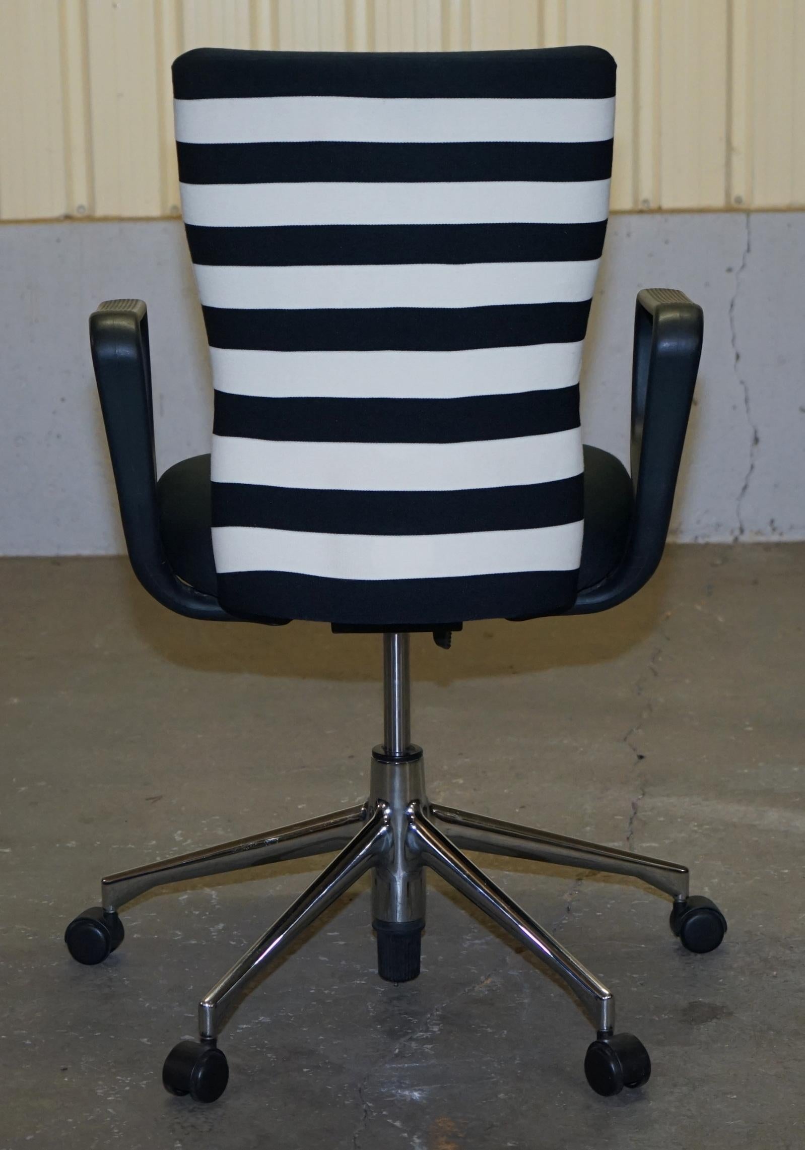 1 of 2 Original Vitra Stamped Ergonomically Approved Office Desk Armchair For Sale 4