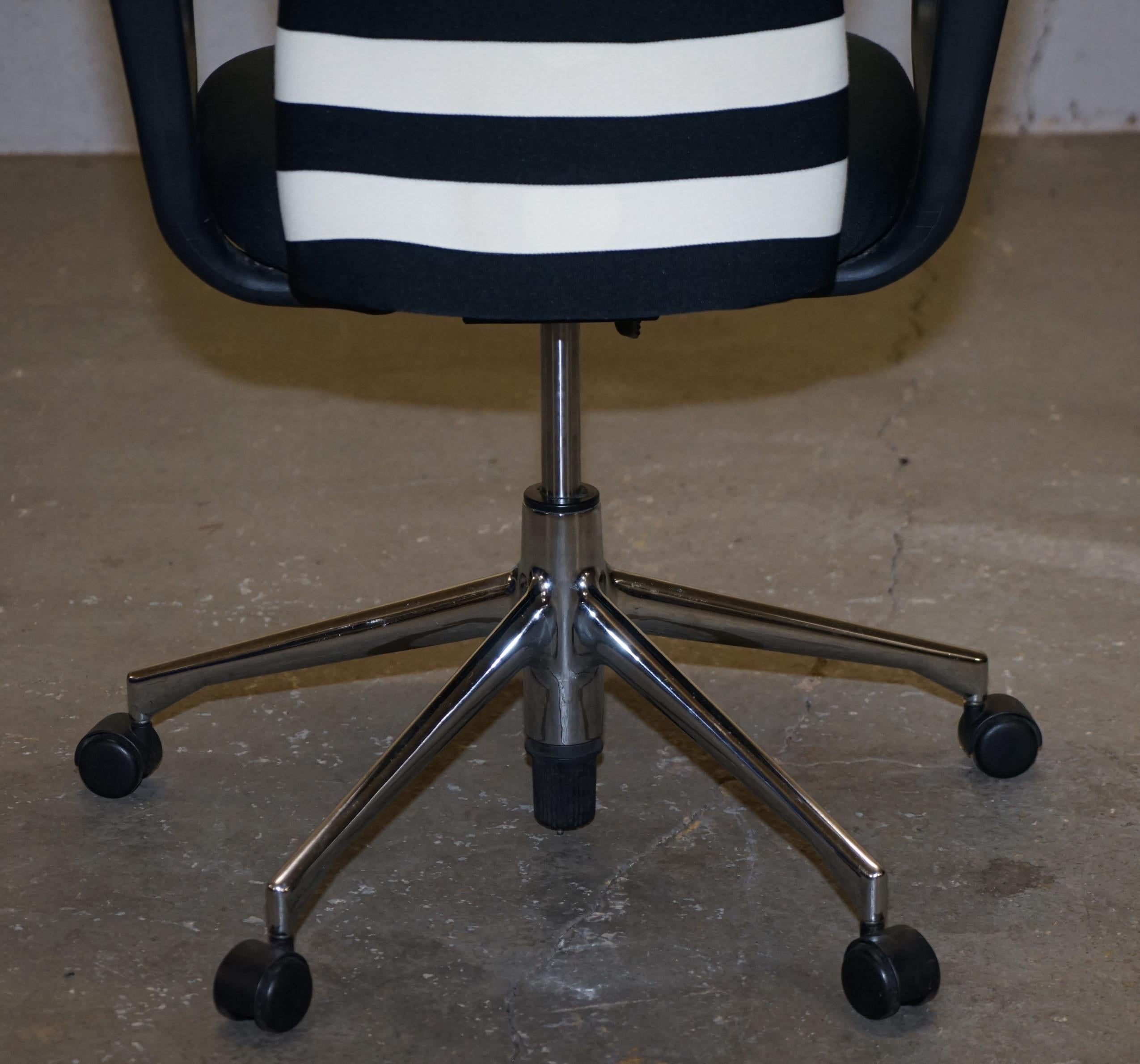 1 of 2 Original Vitra Stamped Ergonomically Approved Office Desk Armchair For Sale 6