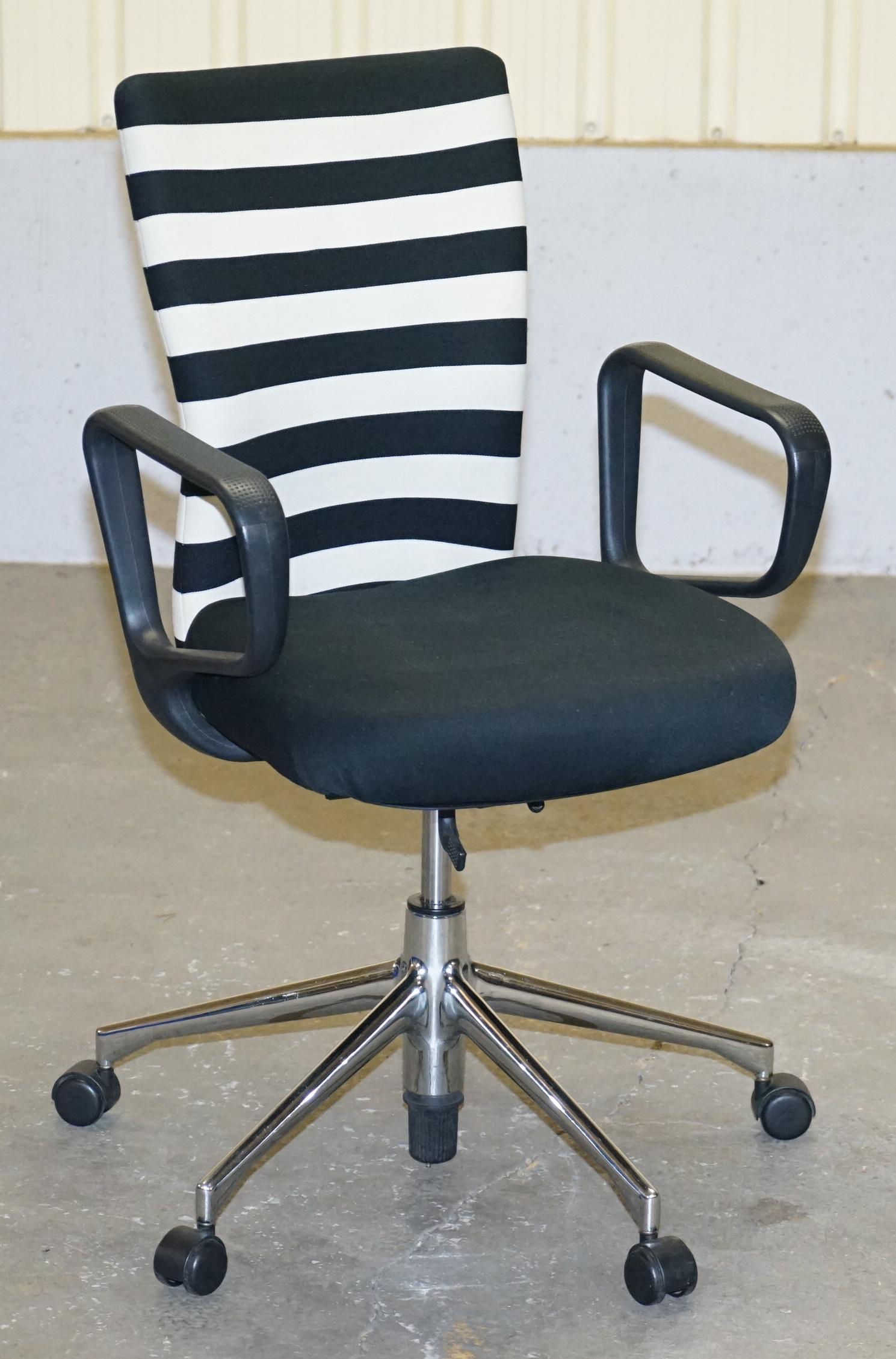 We are delighted to offer for sale 1 of 2 Original Vitra Ergonomic office swivel chairs

This sale is for one armchair with the option to buy the pair

This is exceptionally comfortable, it swivels, you can adjust the tilt angle and tension, there