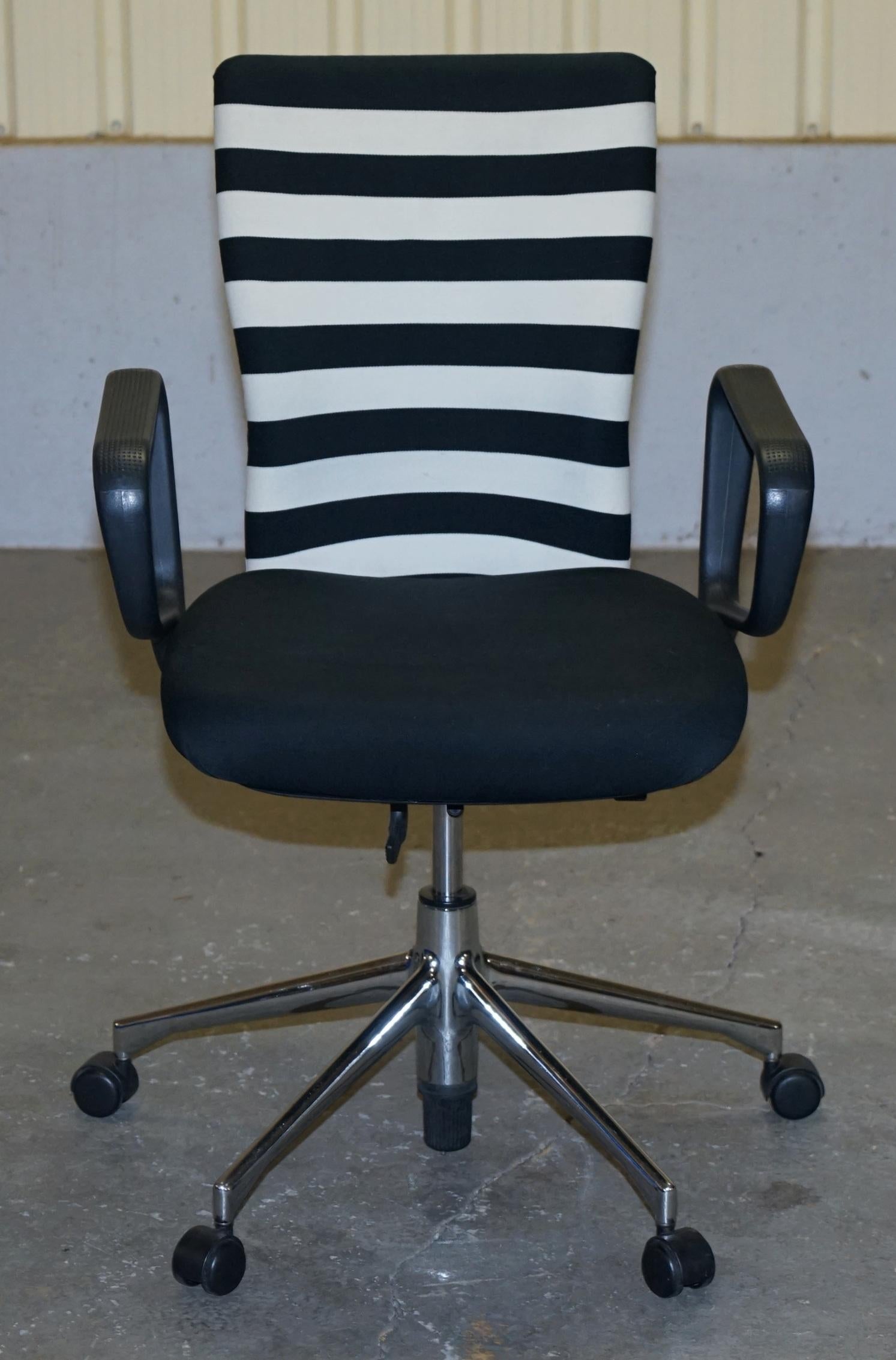 Moderne 1 des 2 fauteuils de bureau d'origine estampillés Vitra, conçus de manière ergonomique en vente