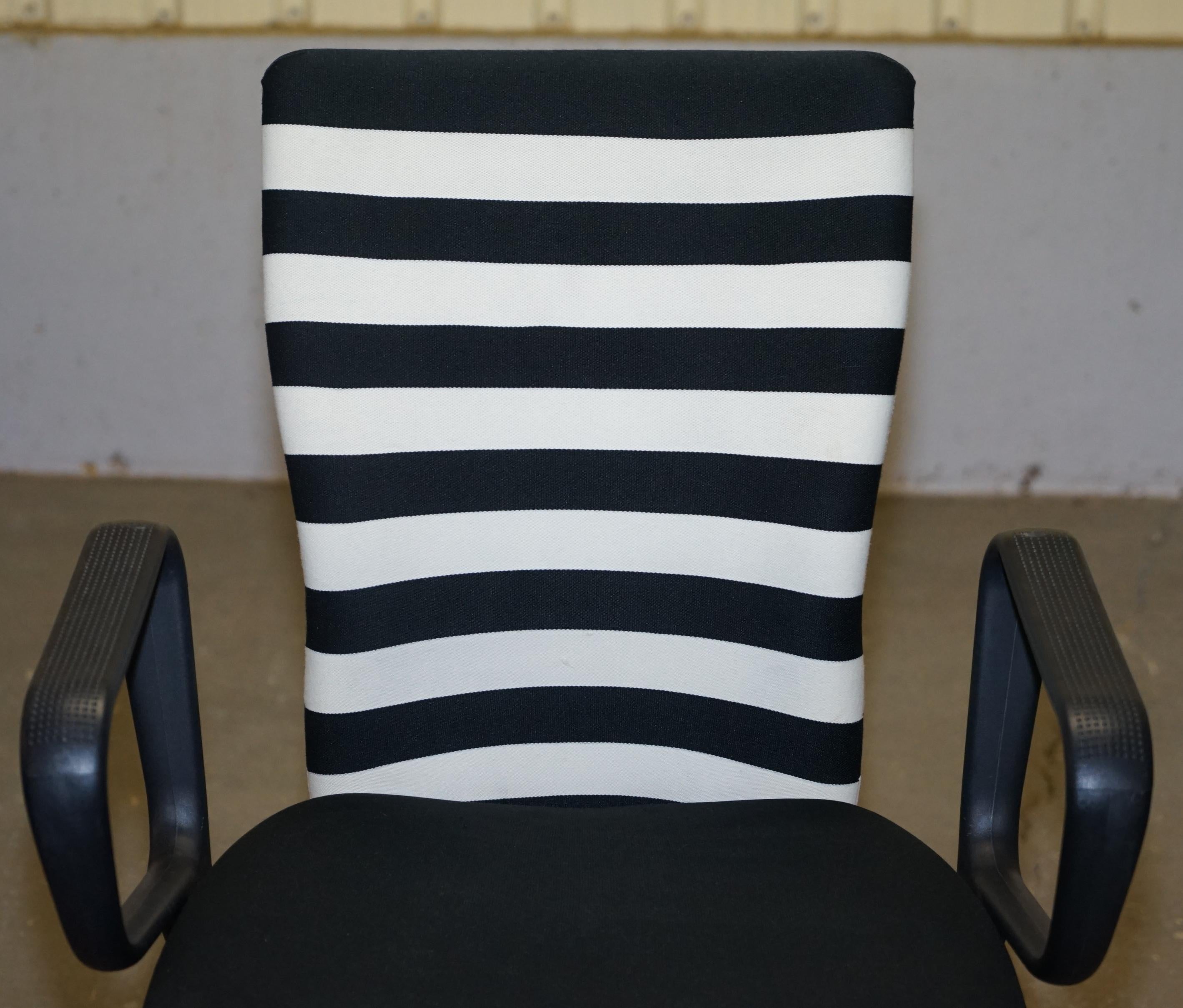 Européen 1 des 2 fauteuils de bureau d'origine estampillés Vitra, conçus de manière ergonomique en vente