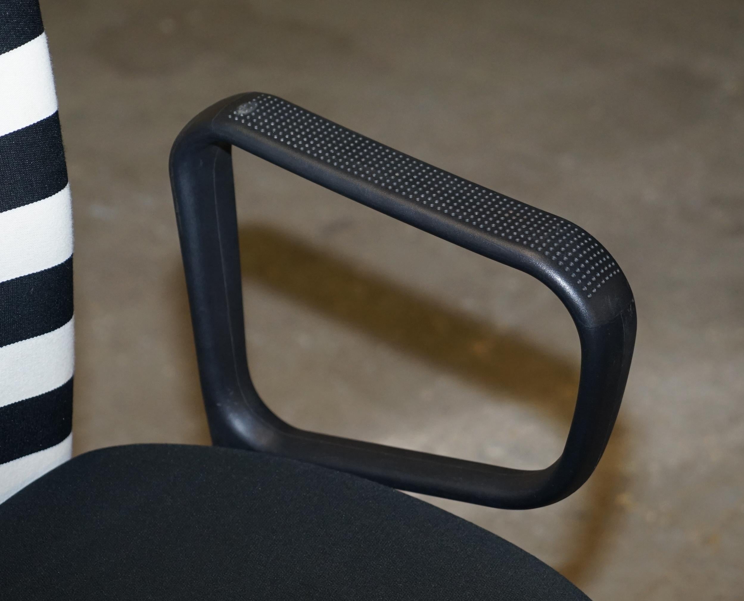 XXIe siècle et contemporain 1 des 2 fauteuils de bureau d'origine estampillés Vitra, conçus de manière ergonomique en vente