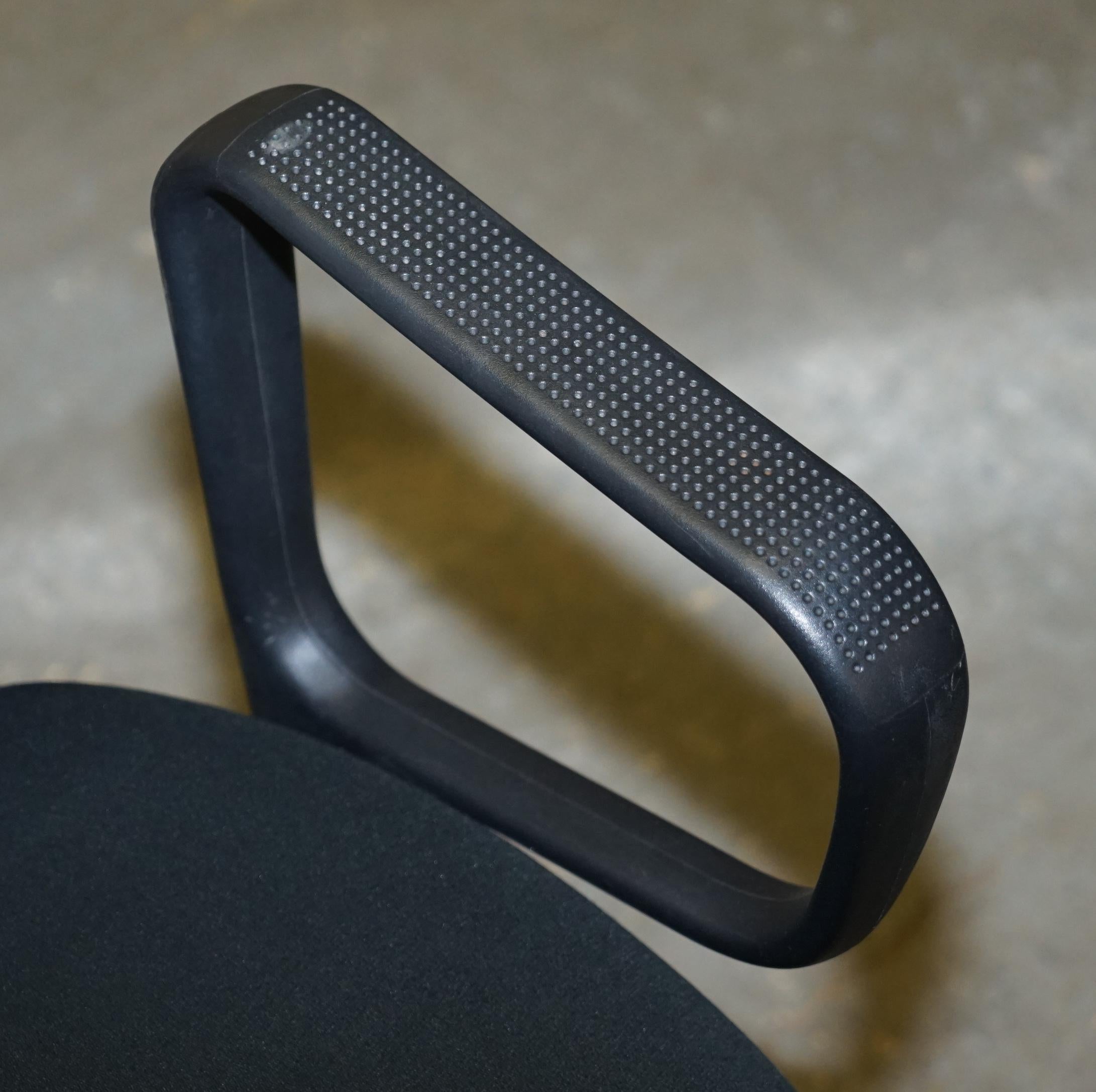 Tissu d'ameublement 1 des 2 fauteuils de bureau d'origine estampillés Vitra, conçus de manière ergonomique en vente