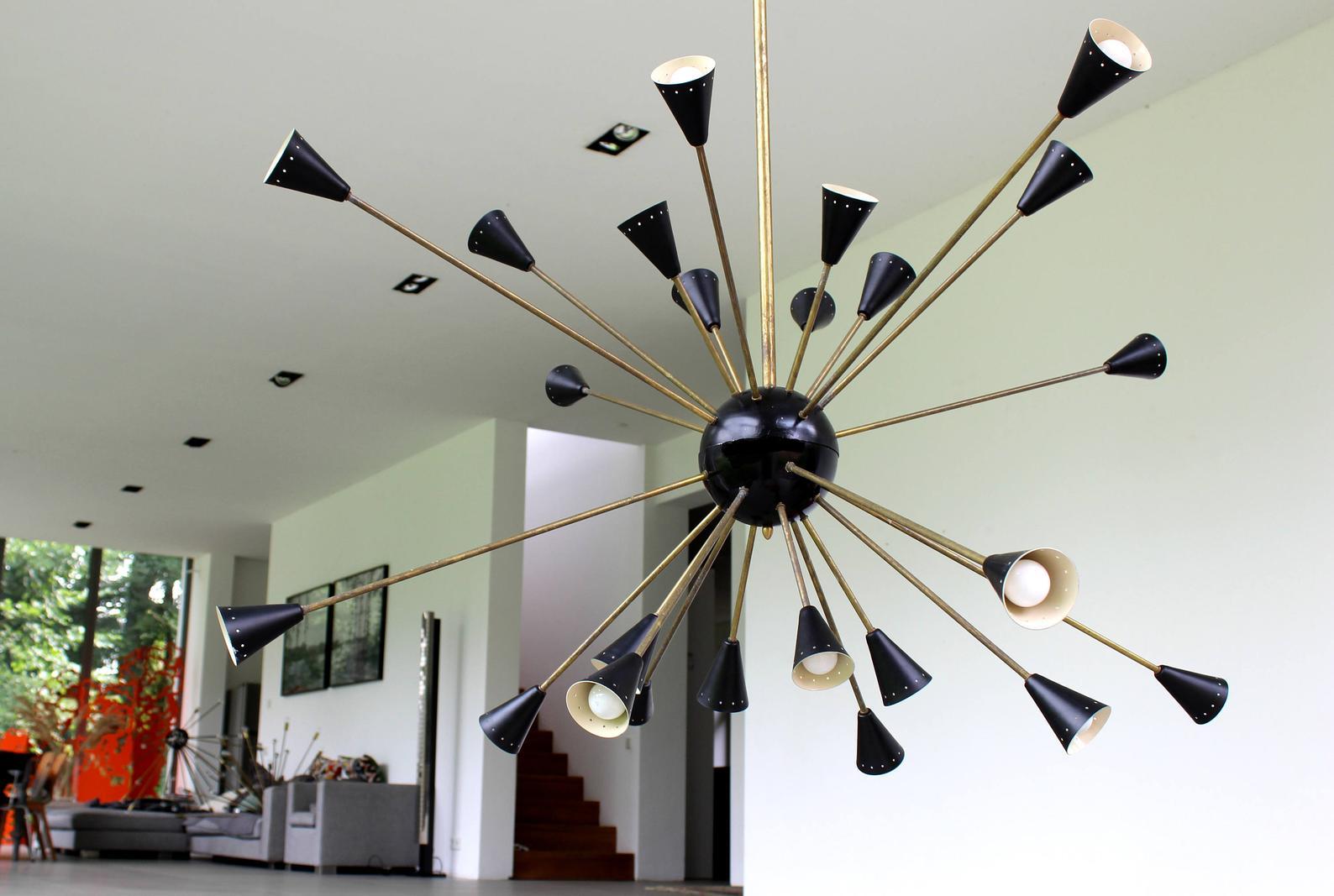 Oversized 24 lights starburst sputnik chandelier Milano 1950s
Brass and fine enameled shades in black and pearl white

Measures: Diameter 55