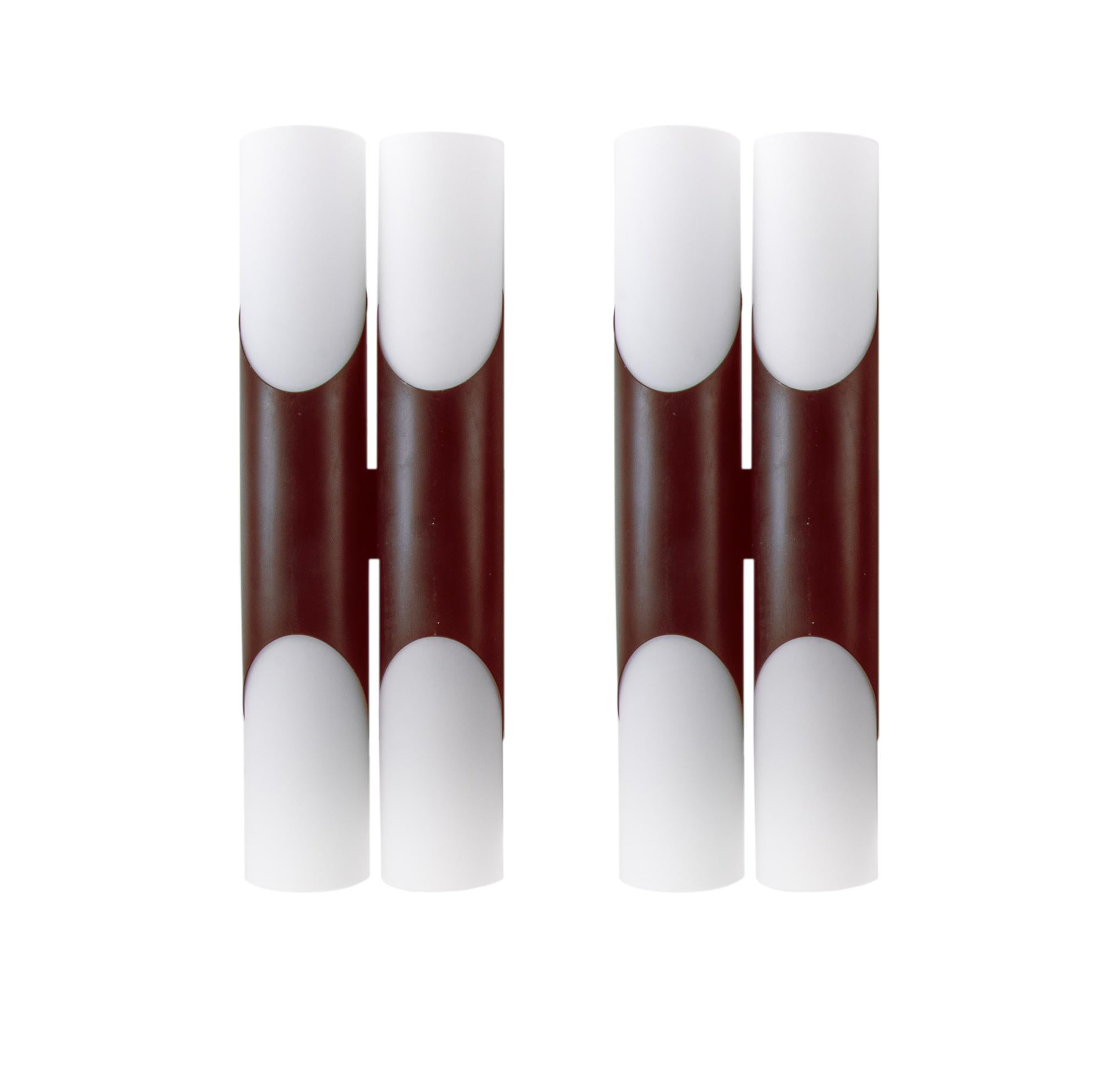 Elegantes Paar modernistischer Doppelwandleuchter mit weißen Opalglasdiffusoren auf einem kaffeebraunen Messingrohrrahmen. Entworfen von Rolf Kruger. Hergestellt von Neuhaus Lighting, Deutschland, in den 1970er Jahren. 
 
Design: Rolf Krüger. 
Stil: