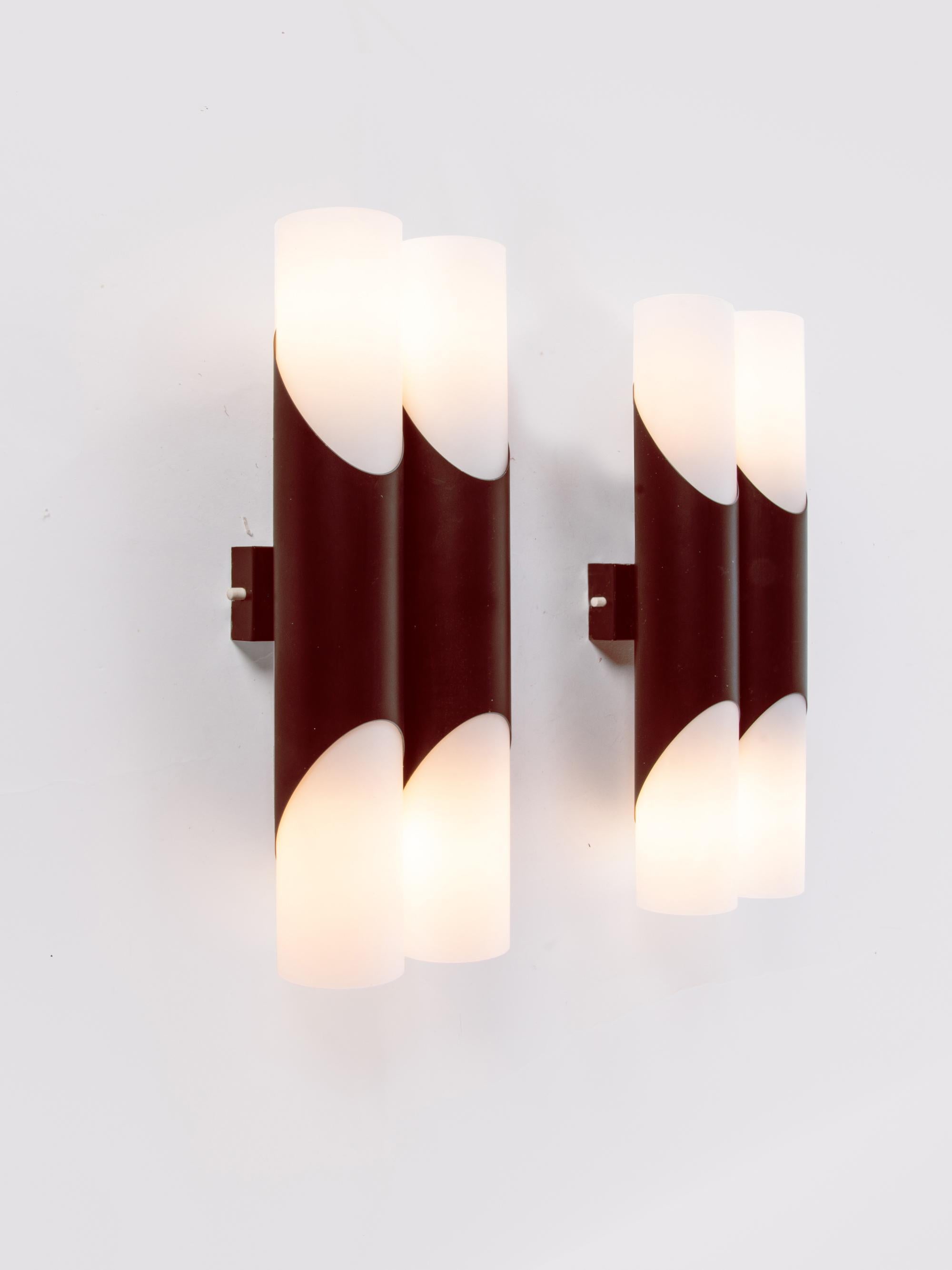 1 'von 2' Paar 1970 Deutschland Neuhaus Doppelglas Wandleuchter Braun & Weiß im Angebot 1