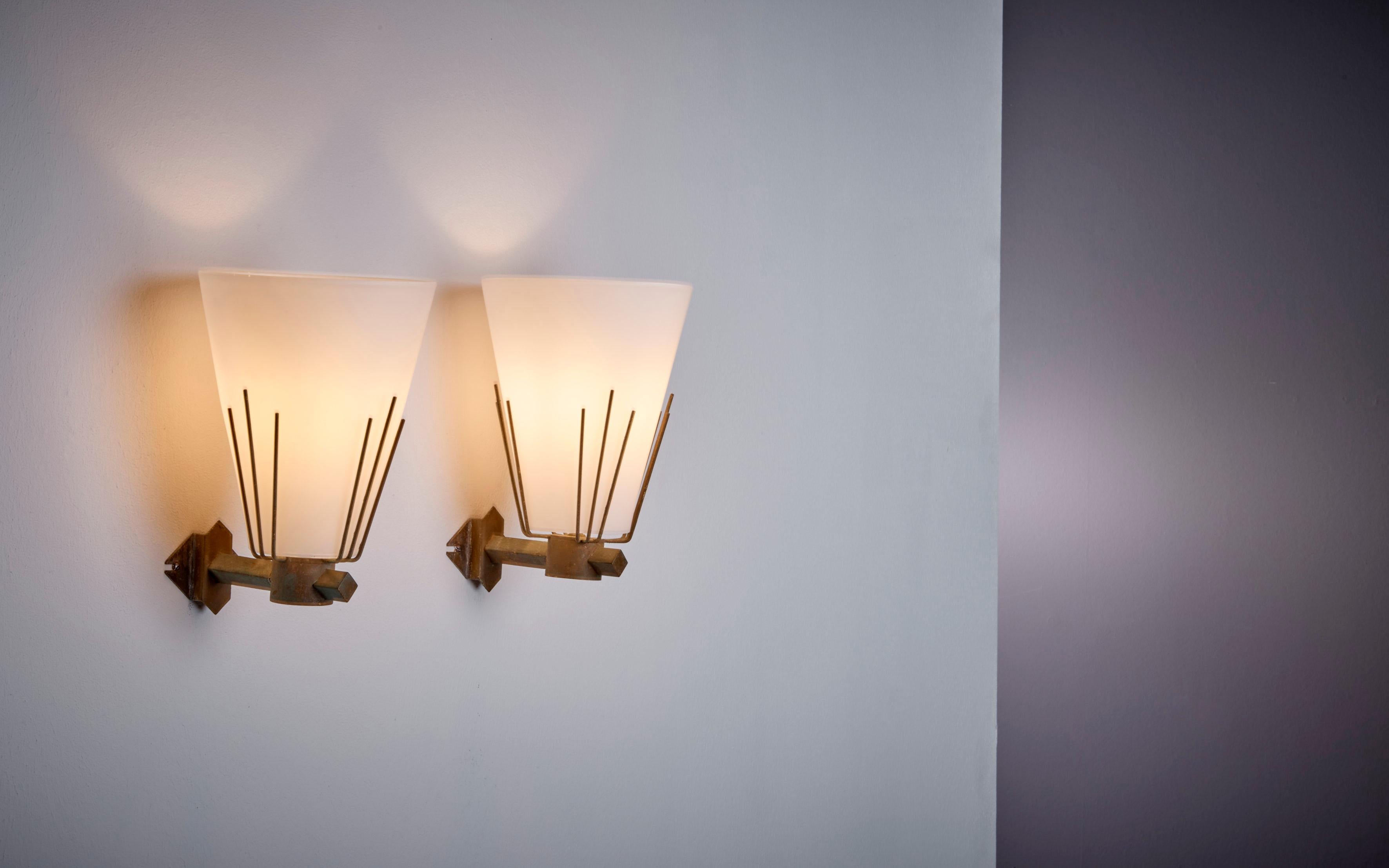 1 of 2 Pair of Wall Lamps in Glass and Brass In Good Condition For Sale In Berlin, DE