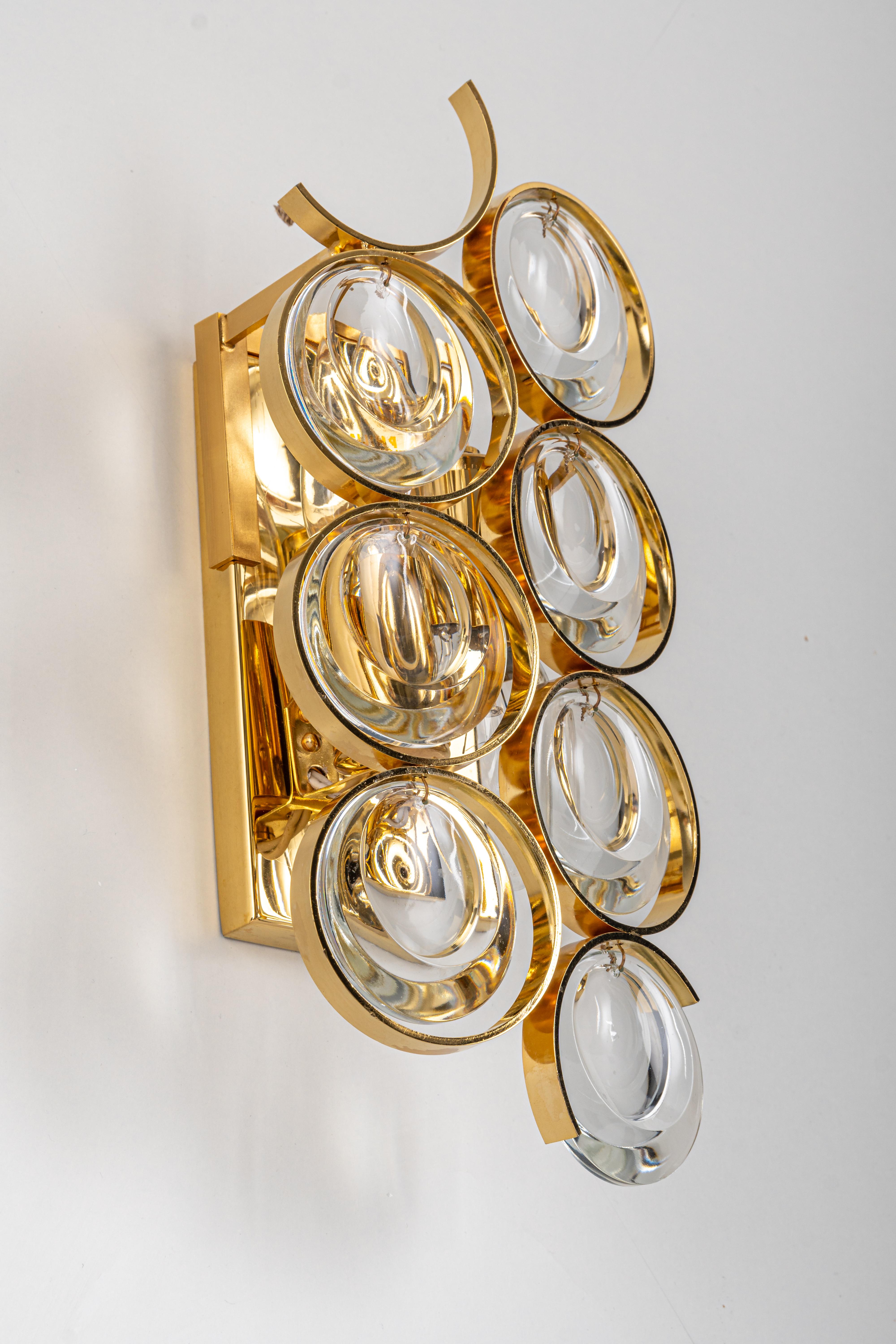 A stunning golden sconce, made by Palwa, Germany, circa 1960-1969. Crystal glasses on a gilt brass frame.
Best of the 1960s from Germany.

High quality and in very good condition. Cleaned, well-wired, and ready to use. 
The sconce requires 2 x