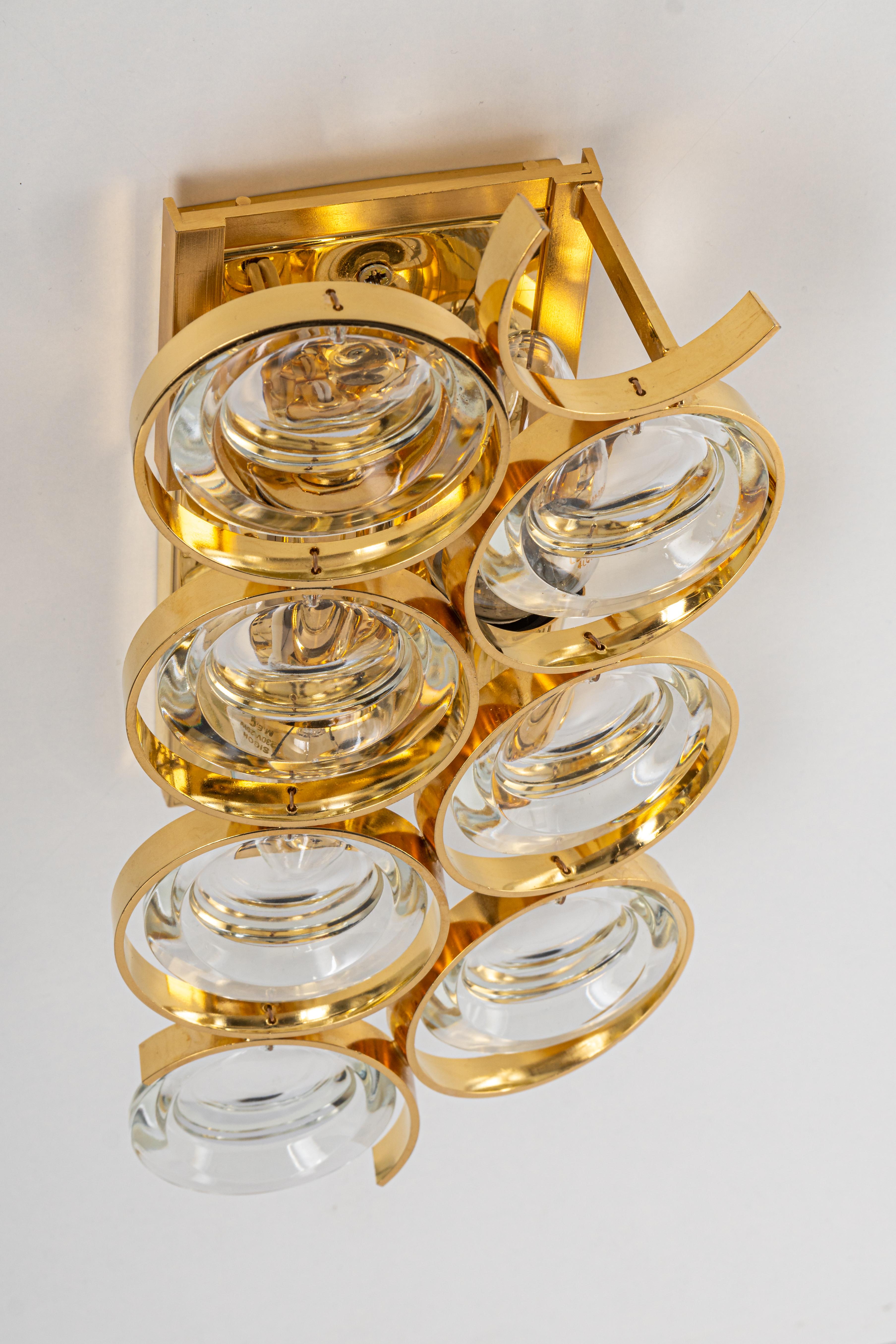 1 von 2 Paaren goldener vergoldeter Wandleuchter aus Messing und Kristall von Palwa, Deutschland, 1960er Jahre (Mitte des 20. Jahrhunderts) im Angebot
