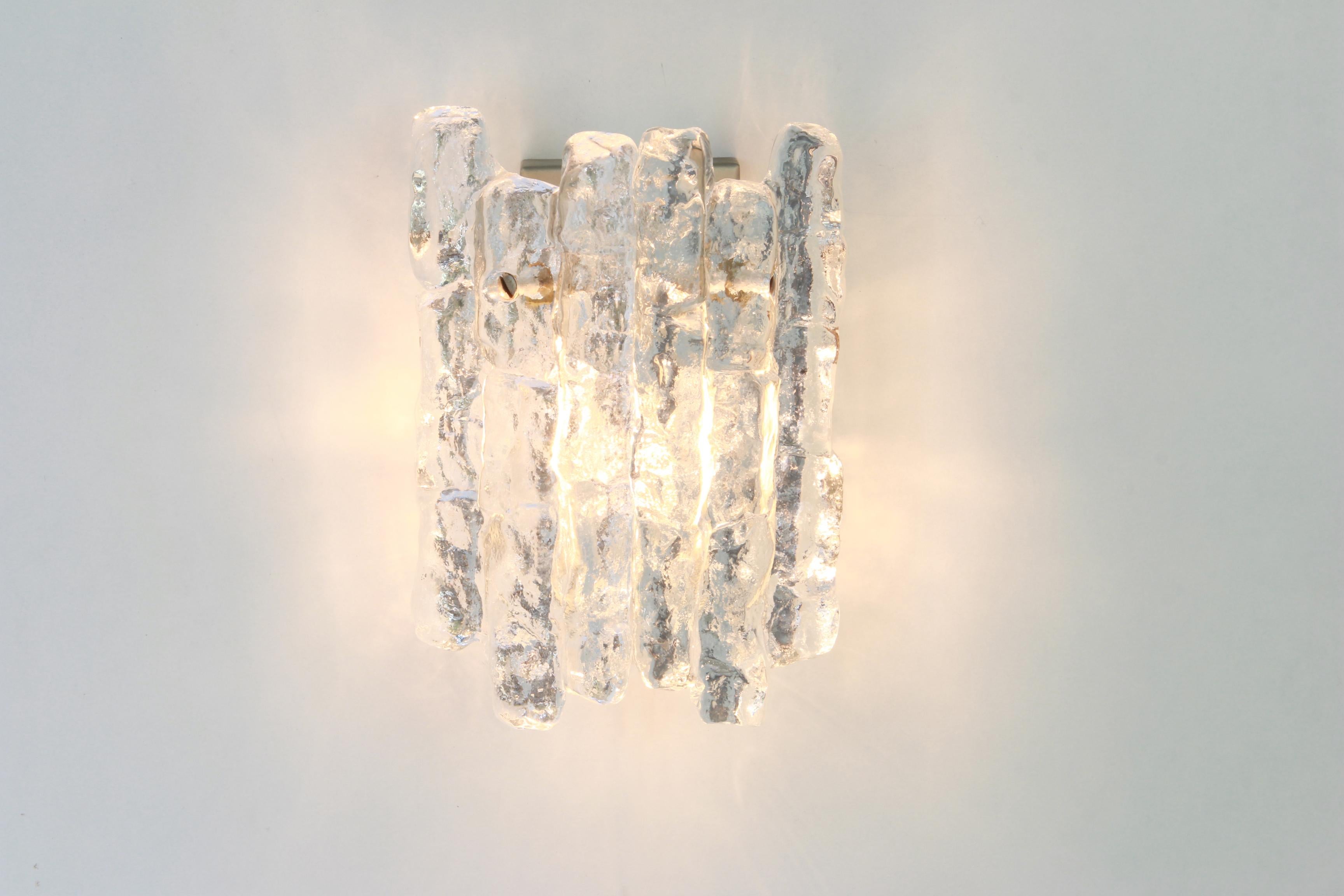 Maravillosa pareja de apliques de pared de mediados de siglo con cristal de hielo, fabricados por Kalmar, Alemania, hacia 1960-1969.
Alta calidad y en muy buen estado. Limpio, bien cableado y listo para usar.  

Cada aplique requiere 1 bombilla