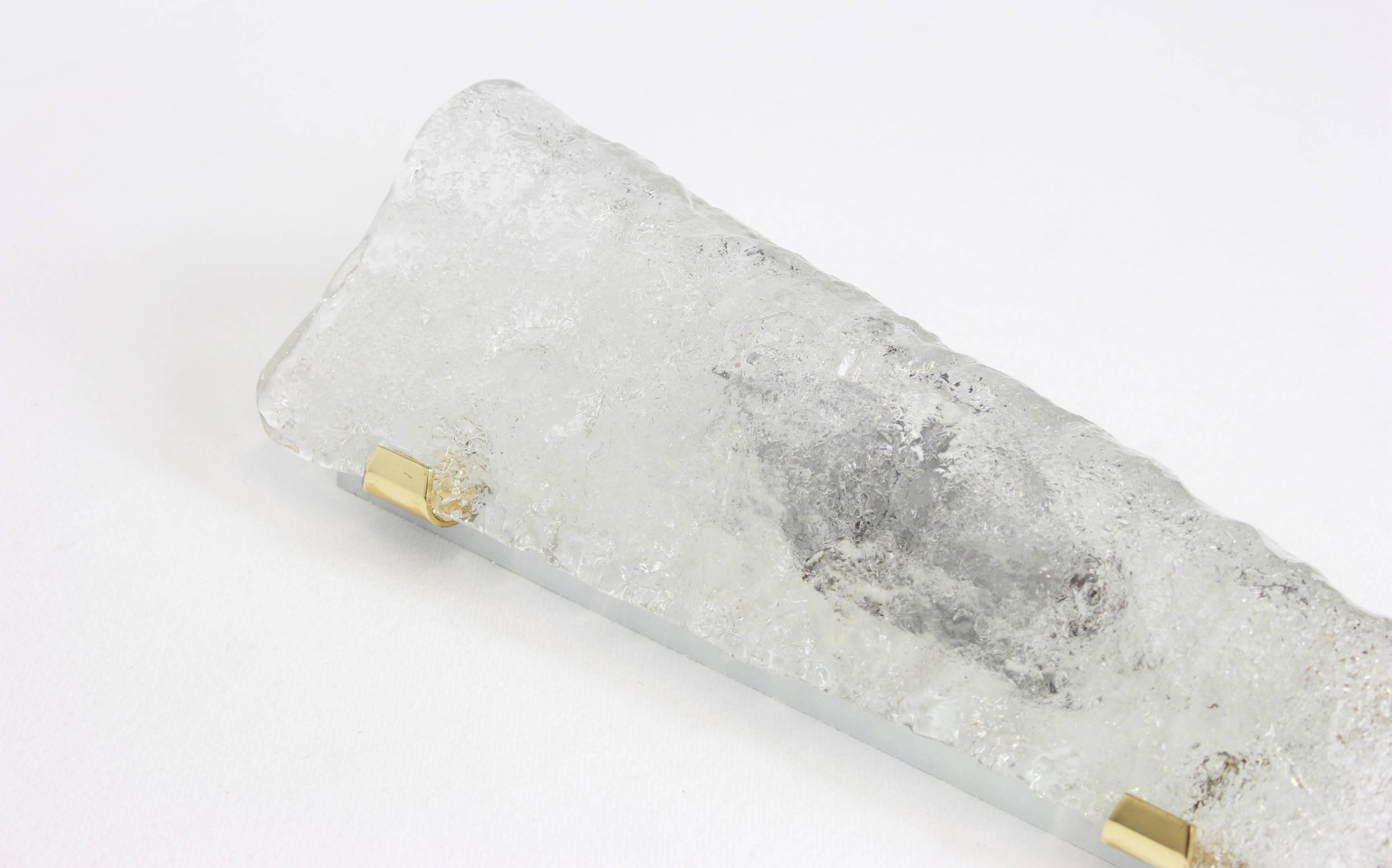 Milieu du XXe siècle 1 des 2 paires de grandes appliques angulaires en verre de glace de Hillebrand, Allemagne, années 1960 en vente