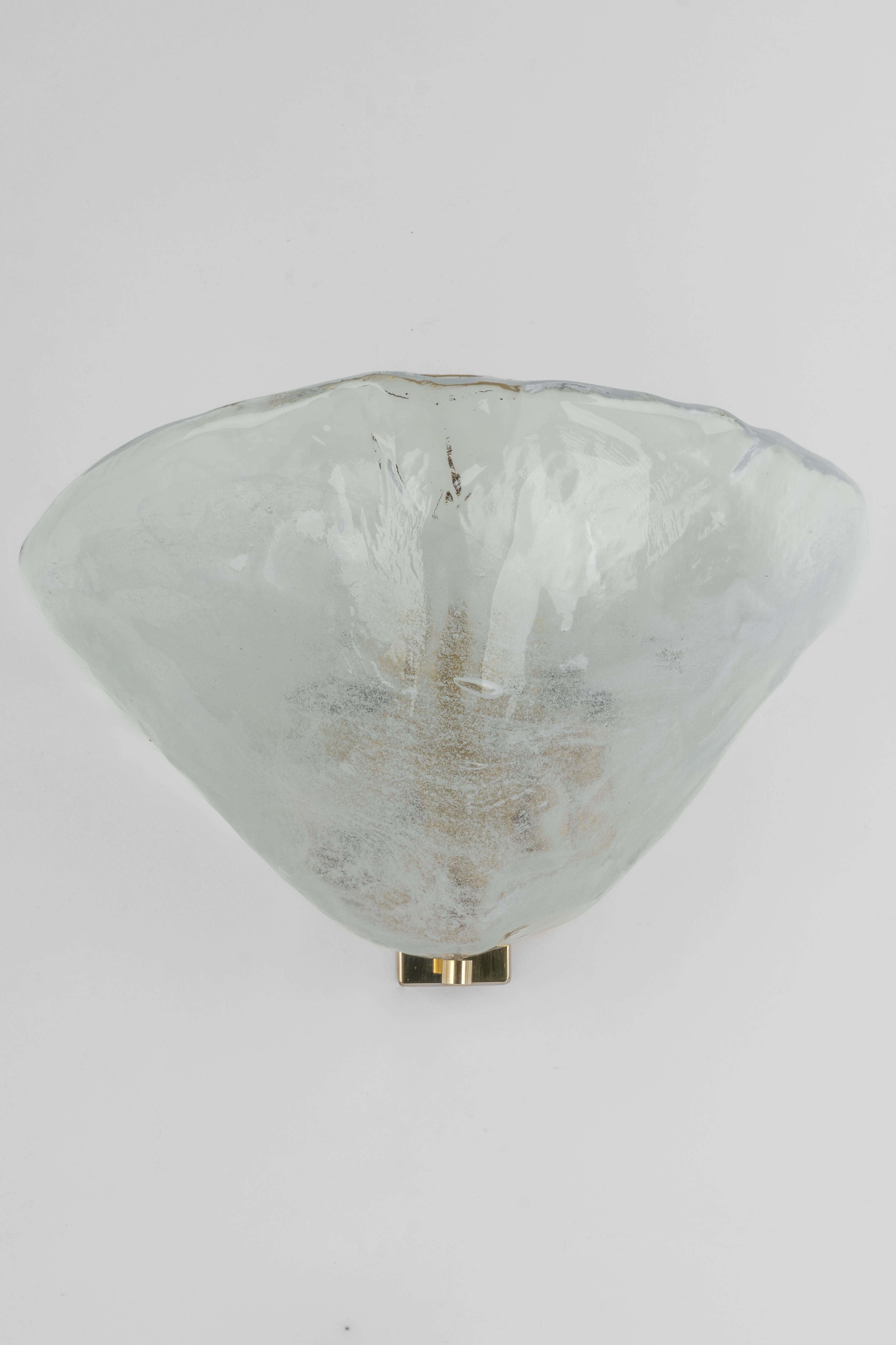 Maravillosa pareja de apliques de pared de mediados de siglo con una gran pieza de cristal de Murano sobre un marco de latón, fabricados por Kalmar, Austria, fabricados hacia 1960-1969.

Alta calidad y en muy buen estado. Limpio, bien cableado y