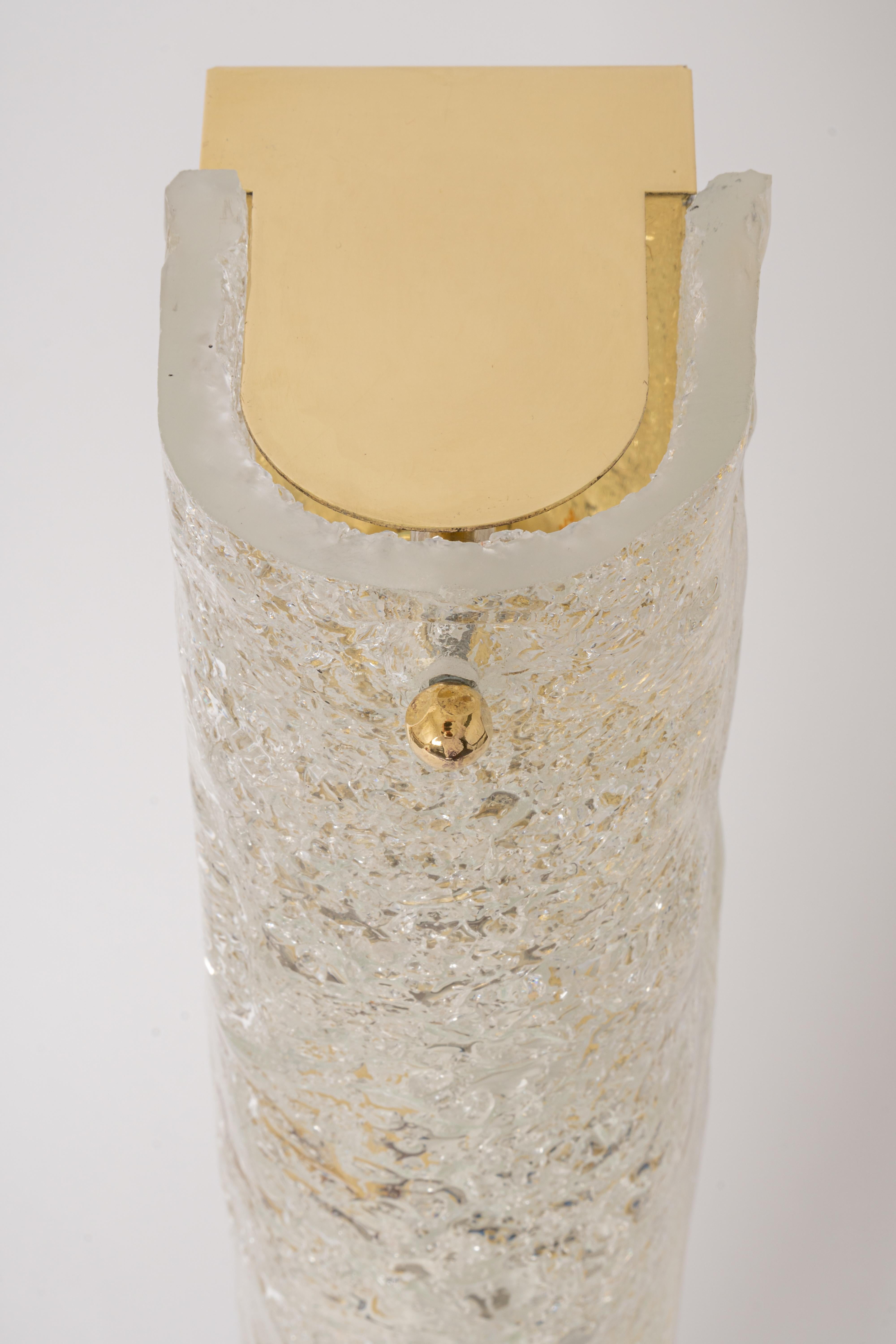 Paire de grandes appliques artisanales en verre de Murano sur une base en laiton par Hillebrand, Allemagne, vers les années 1960.

Elle se compose d'un abat-jour tubulaire en cristal clair de qualité texturée simulant la glace sur une monture en