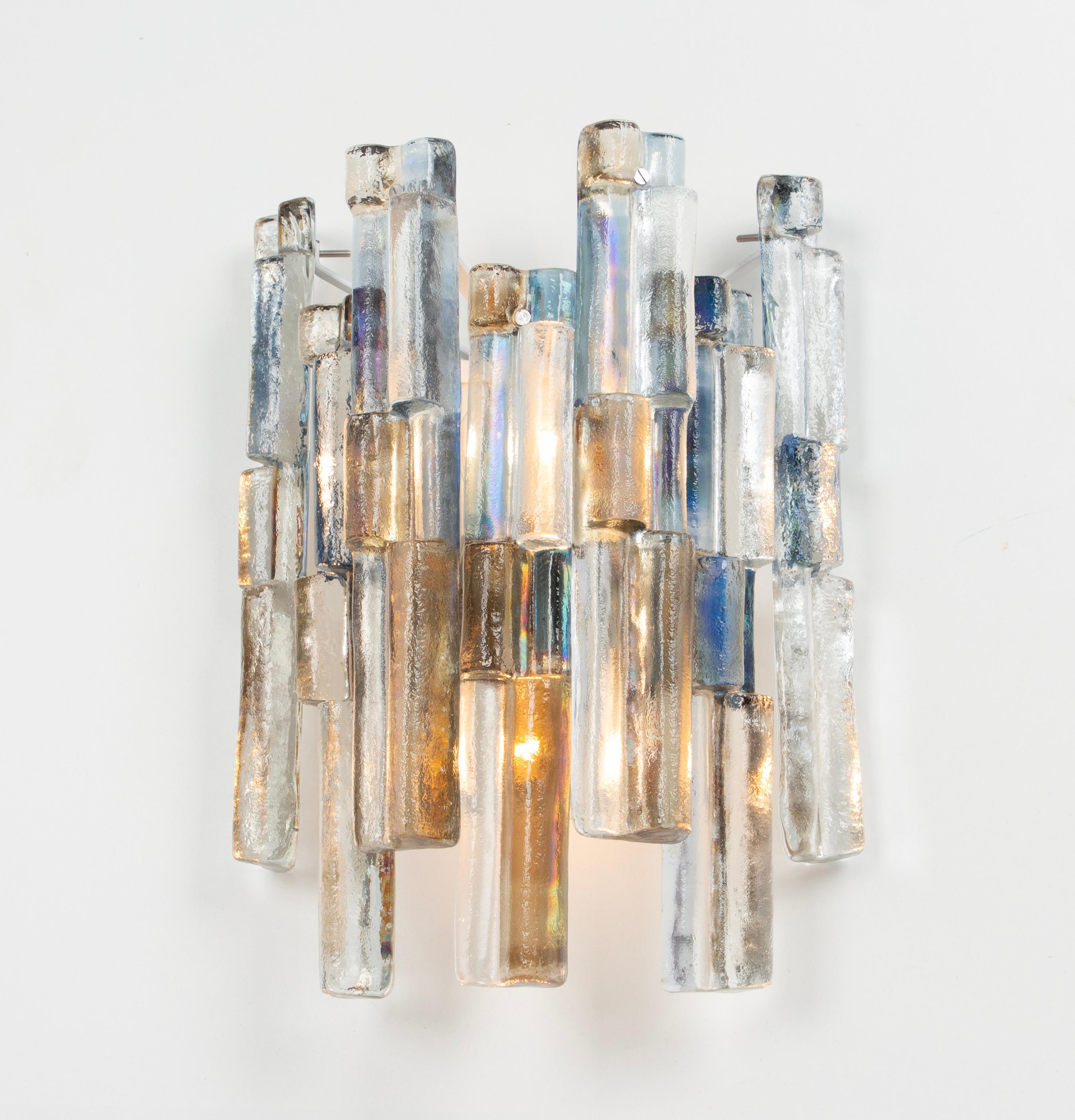 Mid-Century moderno 1 di 2 coppie di splendide grandi lampade a parete Kalmar Sconces, Austria, anni '60 in vendita