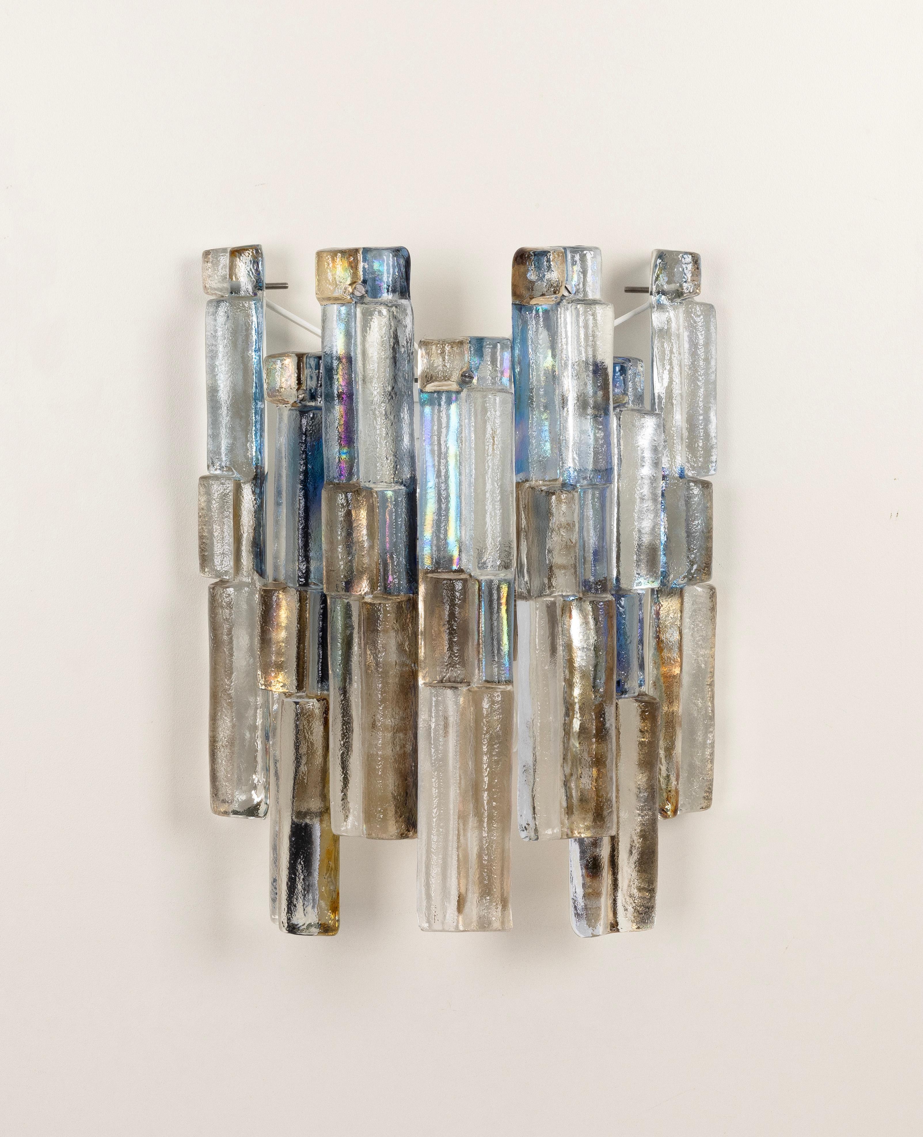 Austriaco 1 di 2 coppie di splendide grandi lampade a parete Kalmar Sconces, Austria, anni '60 in vendita