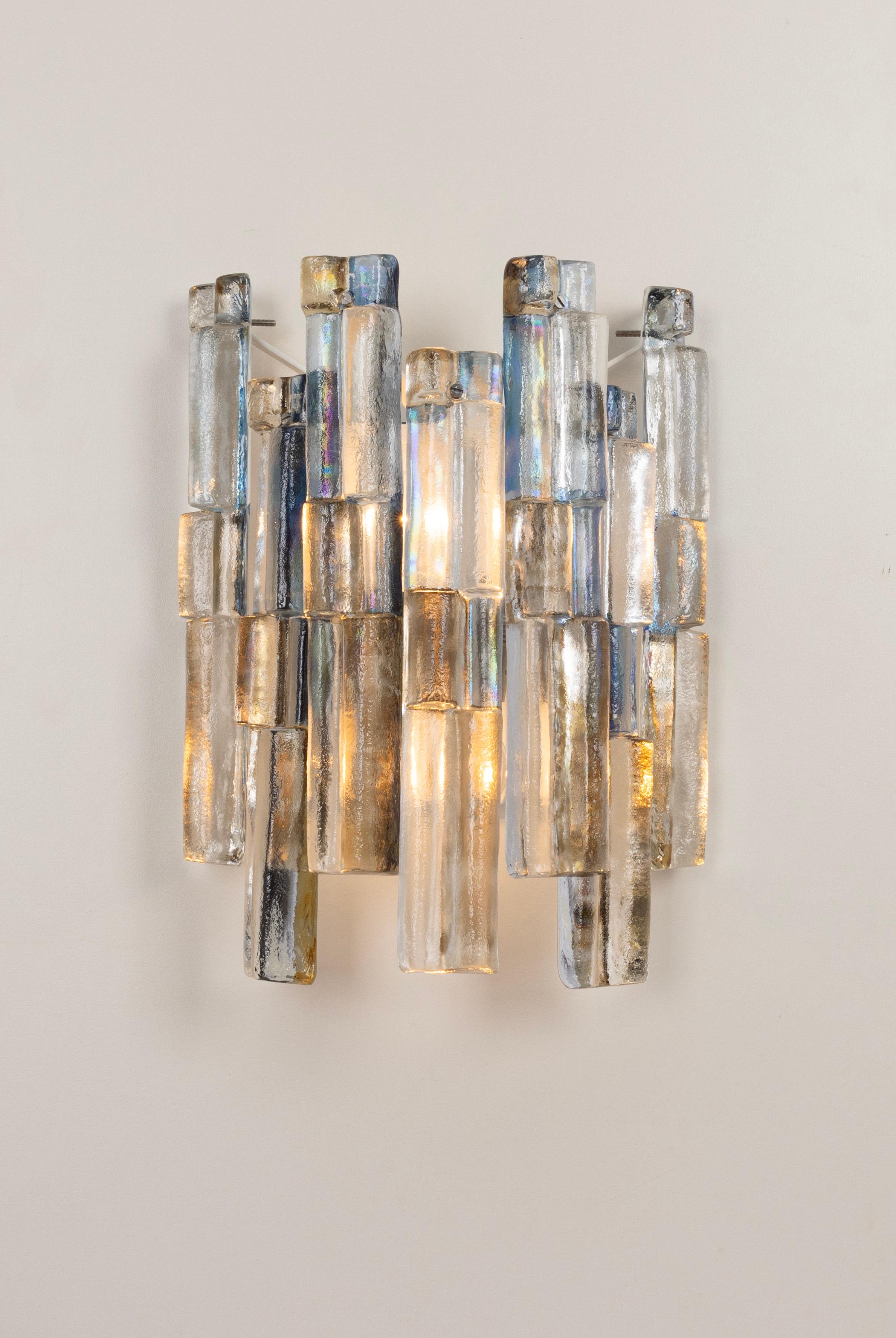 1 di 2 coppie di splendide grandi lampade a parete Kalmar Sconces, Austria, anni '60 in vendita 2