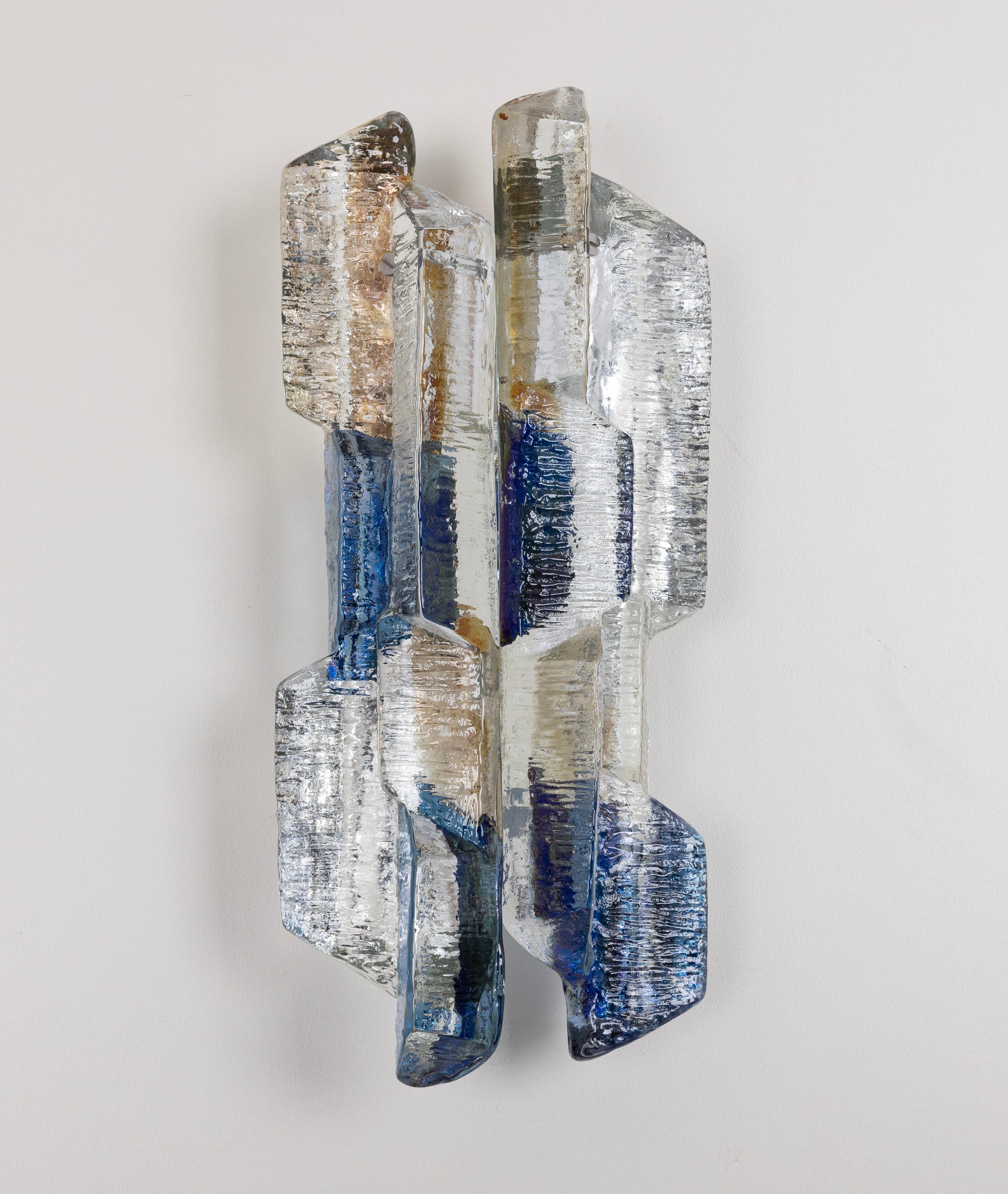 Splendida coppia di appliques della metà del secolo scorso con due grandi pezzi di vetro di Murano in ogni lampada, prodotte da Kalmar, Austria, circa 1970-1979. Modello: Prisma


Ogni applique richiede 2 lampadine piccole E14.
Le lampadine non sono