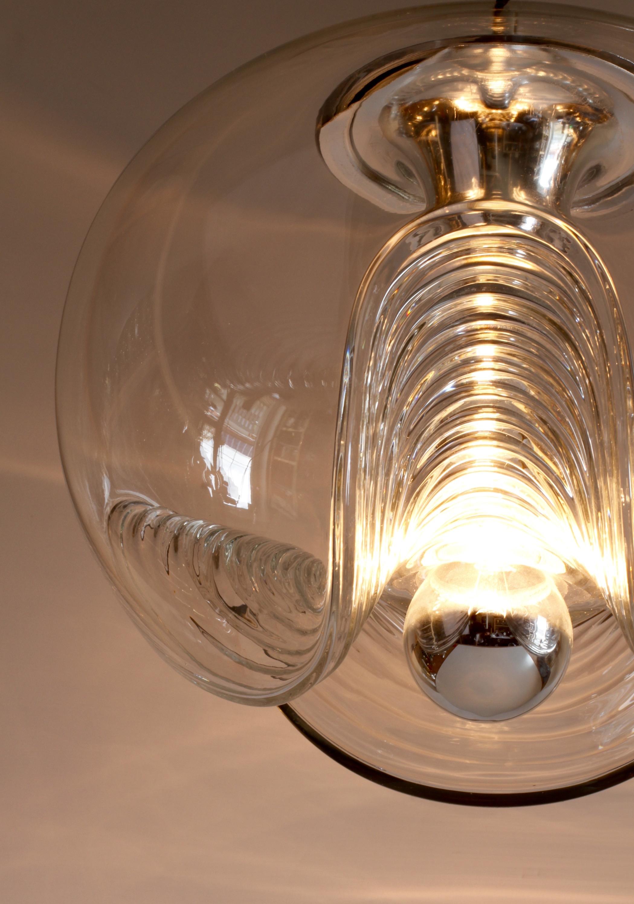 1 di 2 Peill & Putzler degli anni '70: grandi lampade a sospensione biomorfe in vetro e cromo in vendita 3