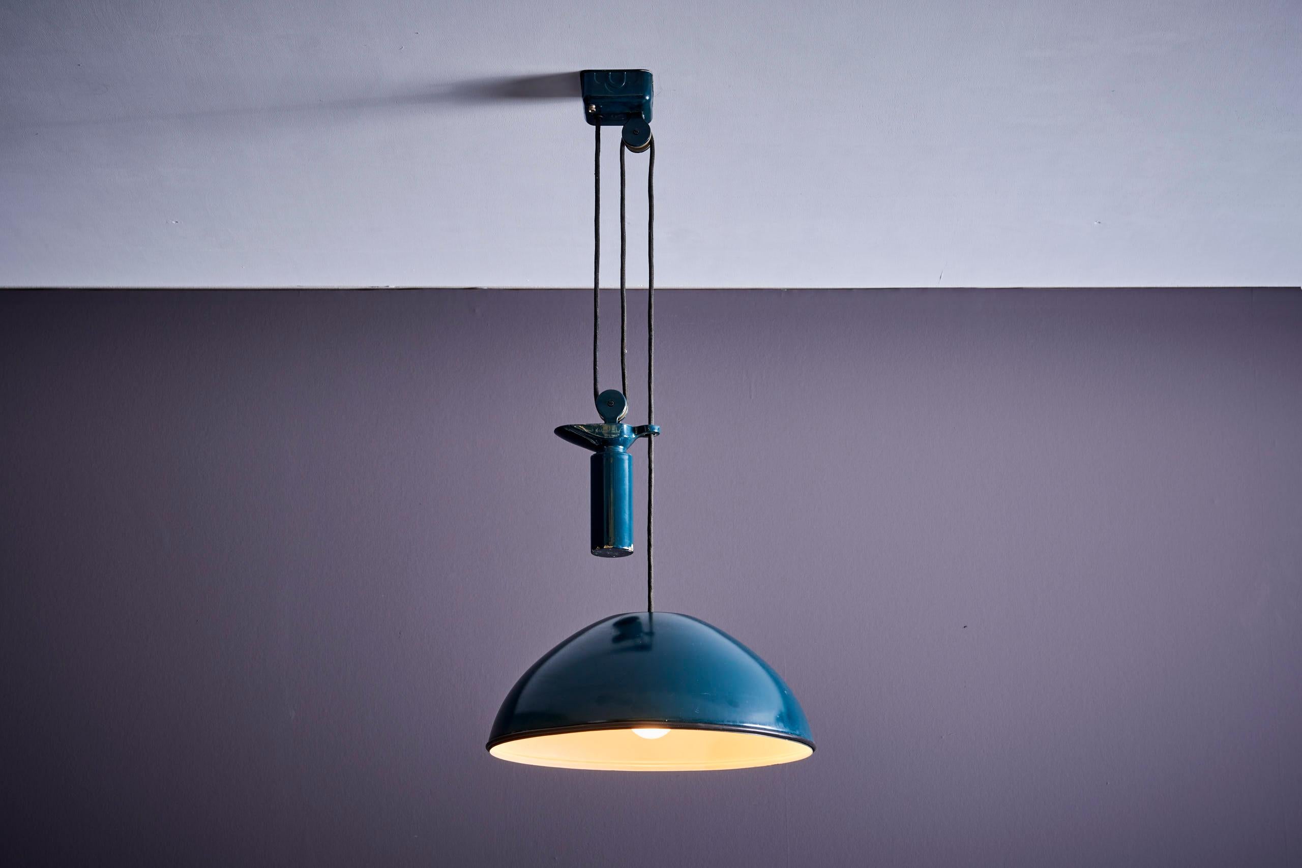 Milieu du XXe siècle Lampe suspendue avec contrepoids Achille Castiglioni, Italie, années 1960 en vente