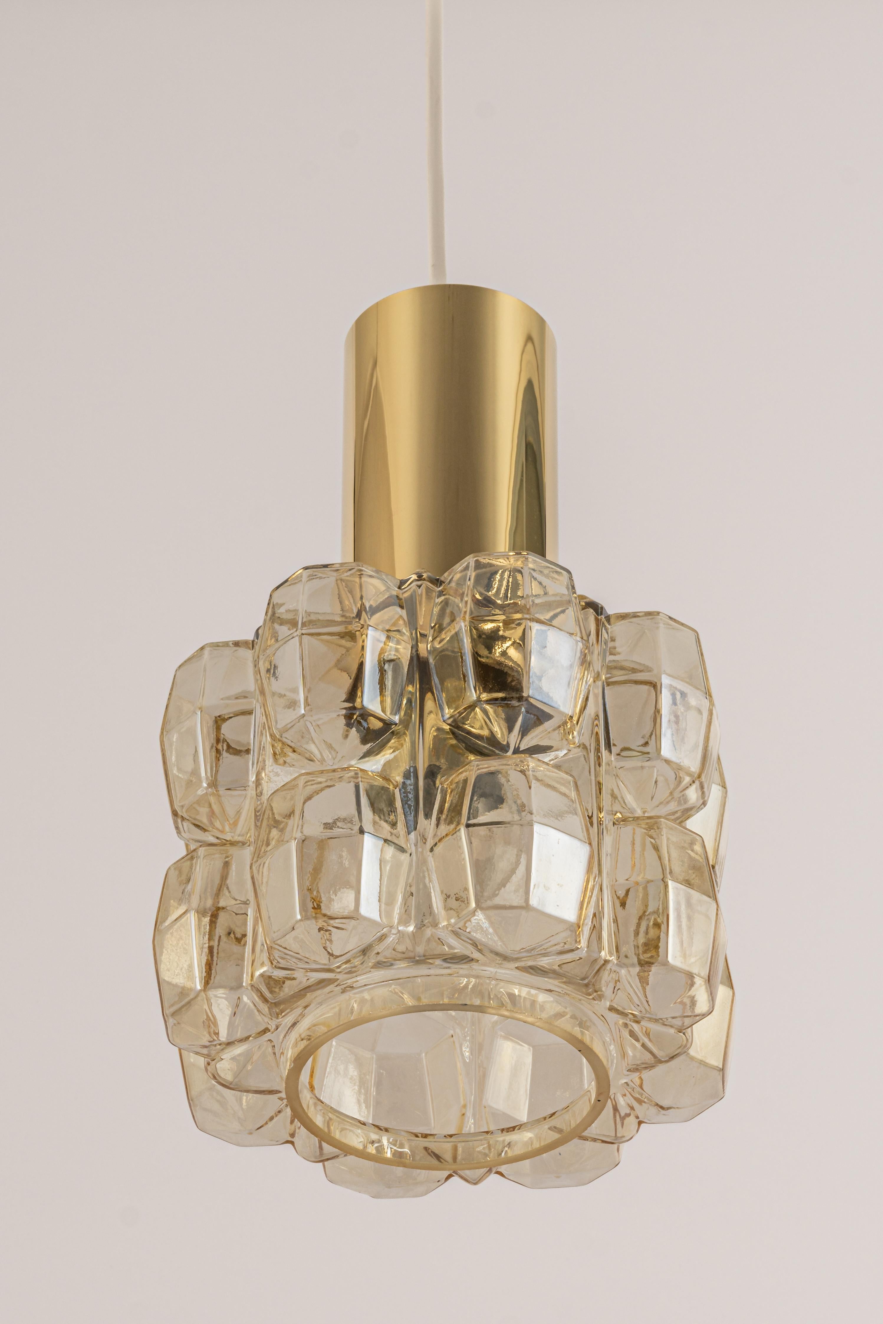 1 de 2 Petites pendentifs en verre bullé (avec des coupelles en laiton) de couleur fumée légère, créés par Helena Tynell pour Limburg, fabriqués en Allemagne, vers les années 1970

Douilles : Il faut 1 ampoule standard E27.
Les ampoules ne sont