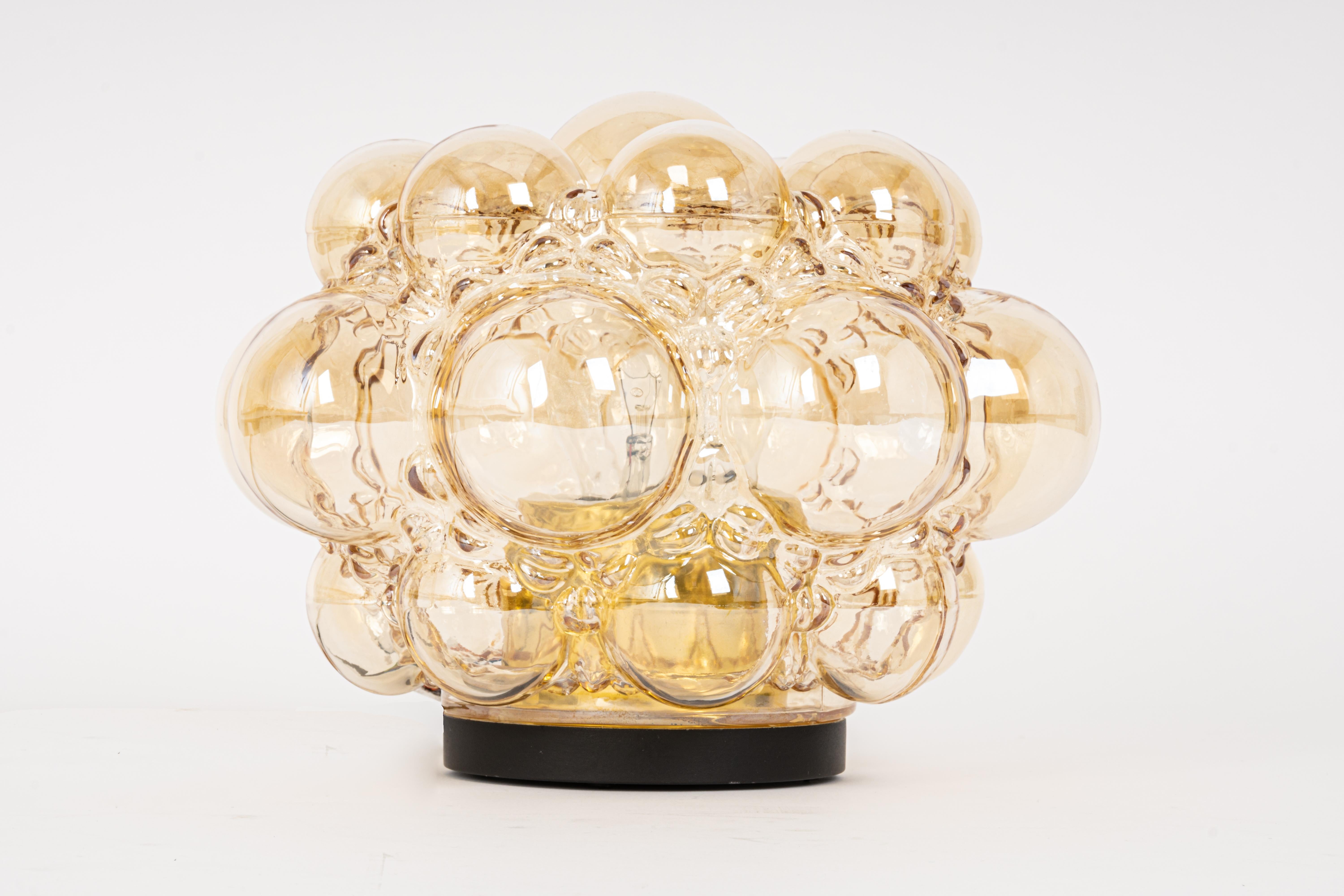 1 de 2 Plafón o Aplique redondo de cristal burbuja tono humo diseñado por Helena Tynell para Limburg, fabricado en Alemania, hacia la década de 1970.
Alta calidad y en muy buen estado. Limpio, bien cableado y listo para usar. 

Cada aparato requiere