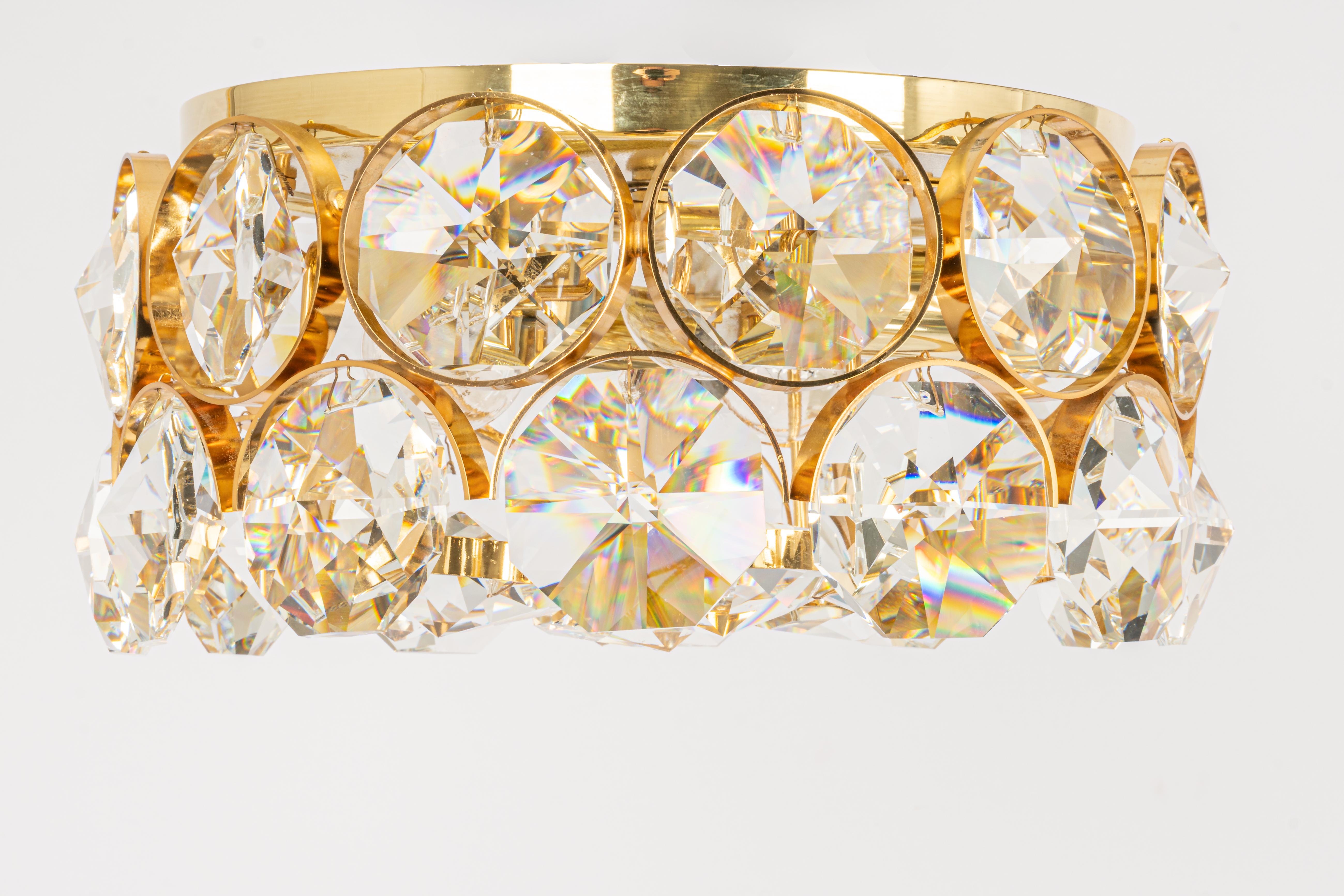 Magnifique luminaire encastré doré de grande qualité de Palwa, Allemagne, années 1970.
Il est composé d'un cadre en laiton plaqué or 24 carats, décoré de cristaux individuels semblables à des bijoux, enfermés dans des cercles individuels en laiton.