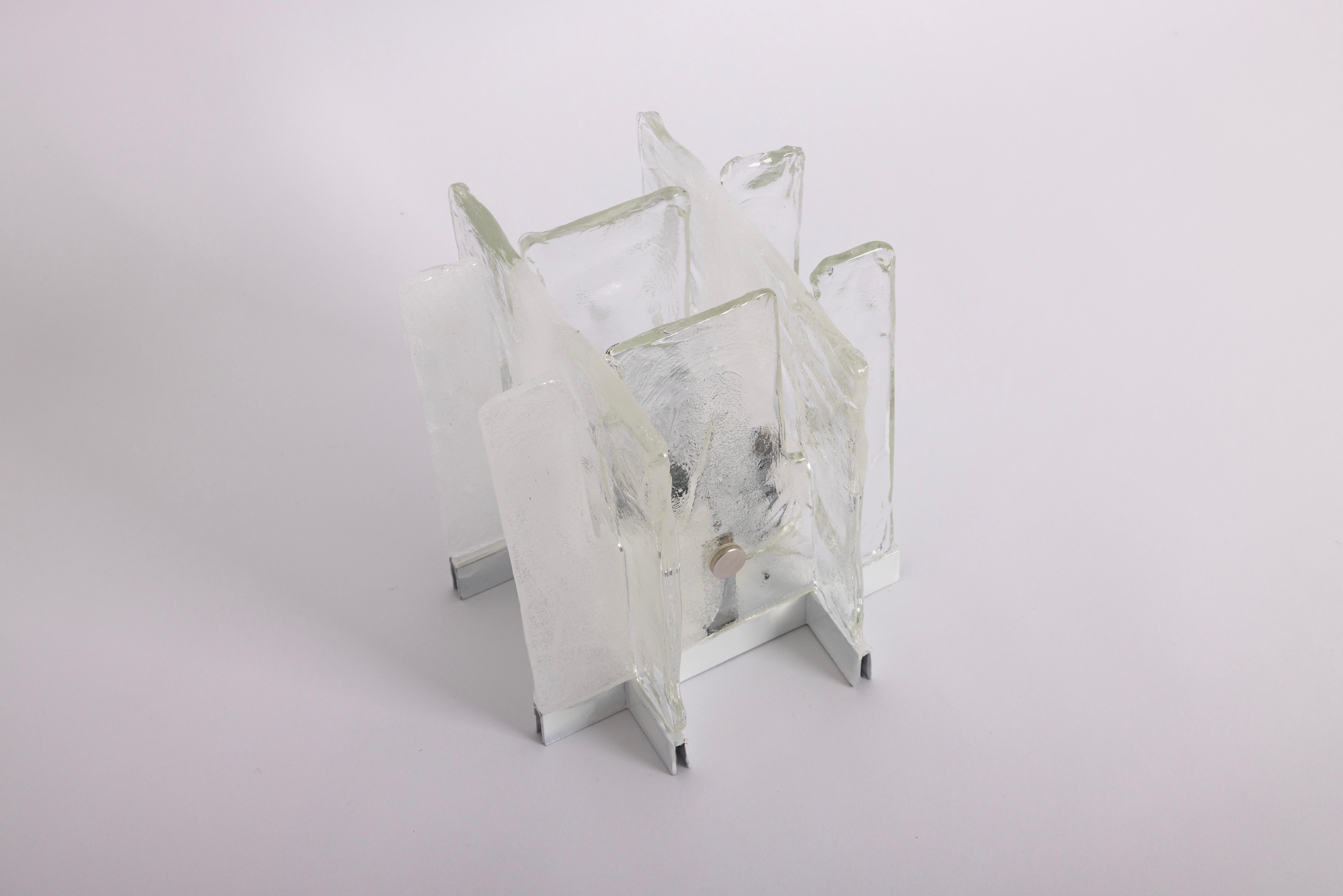 1 de 2 merveilleuses appliques murales ou encastrées du milieu du siècle avec 4 pièces en verre de Murano, conçues par Carlo Nason pour Kalmar, Autriche, fabriquées, vers 1960-1969.

Chaque applique nécessite une petite ampoule E14 (jusqu'à 40