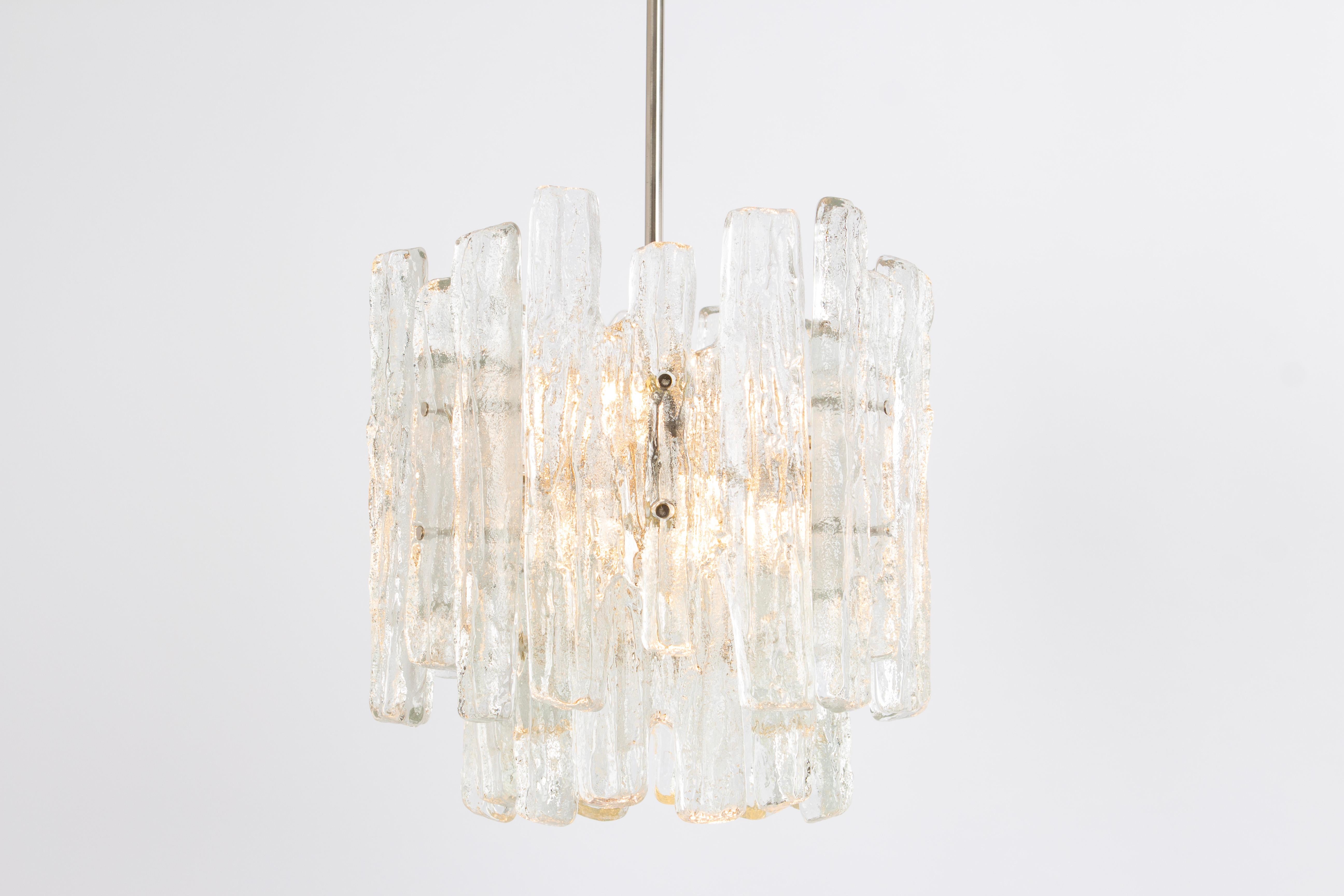 1 of 2 Stupendo lampadario in vetro di Murano di Kalmar, anni '60
Due piani raccolgono bicchieri strutturati, che rifrangono magnificamente la luce, di qualità molto pesante.

Di alta qualità e in ottime condizioni. Pulito, ben cablato e pronto