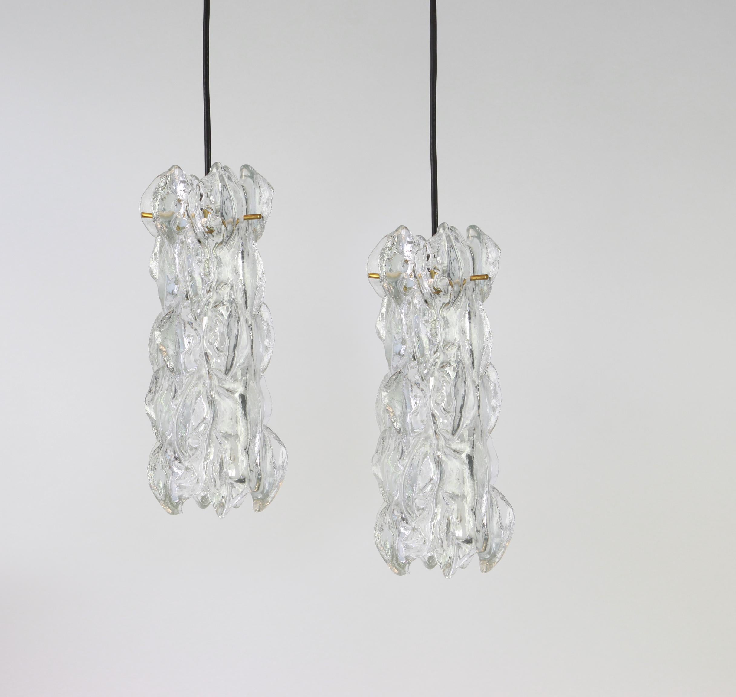 1 of 2 Petite Murano pendant lights designed by Carlo Nason for Kalmar, 1970s
Heavy quality and in very good condition. Cleaned, well-wired, and ready to use. Each Pendant requires one E14 Standard bulb with 40W max and compatible with the US/UK/