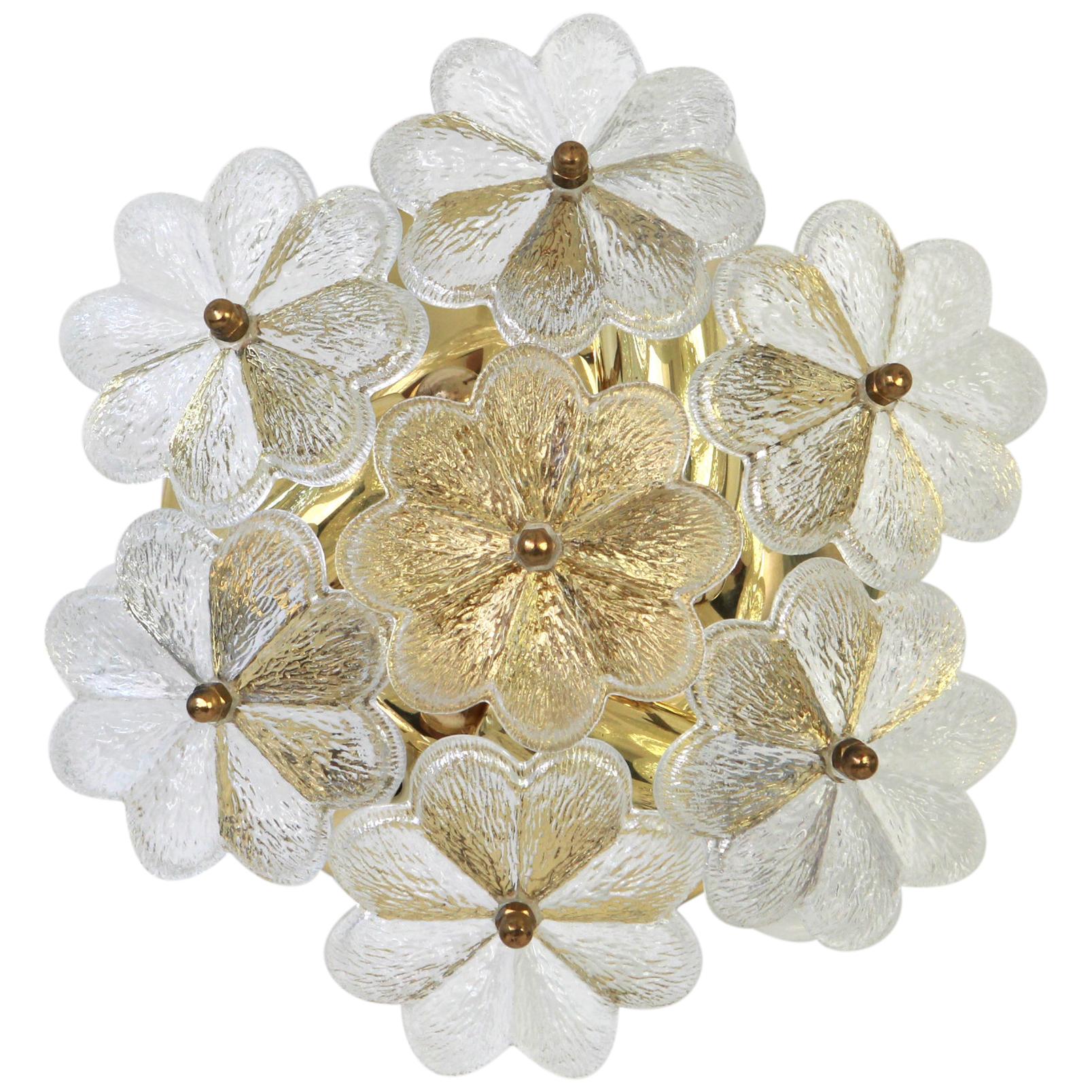 Midcentury flushmount light or wall sconce with 7 Murano glass flowers over a polished brass base, made by Ernst Palme in Germany, 1970s

High quality and in very good condition. Cleaned, well-wired and ready to use.

The fixture requires 3 x