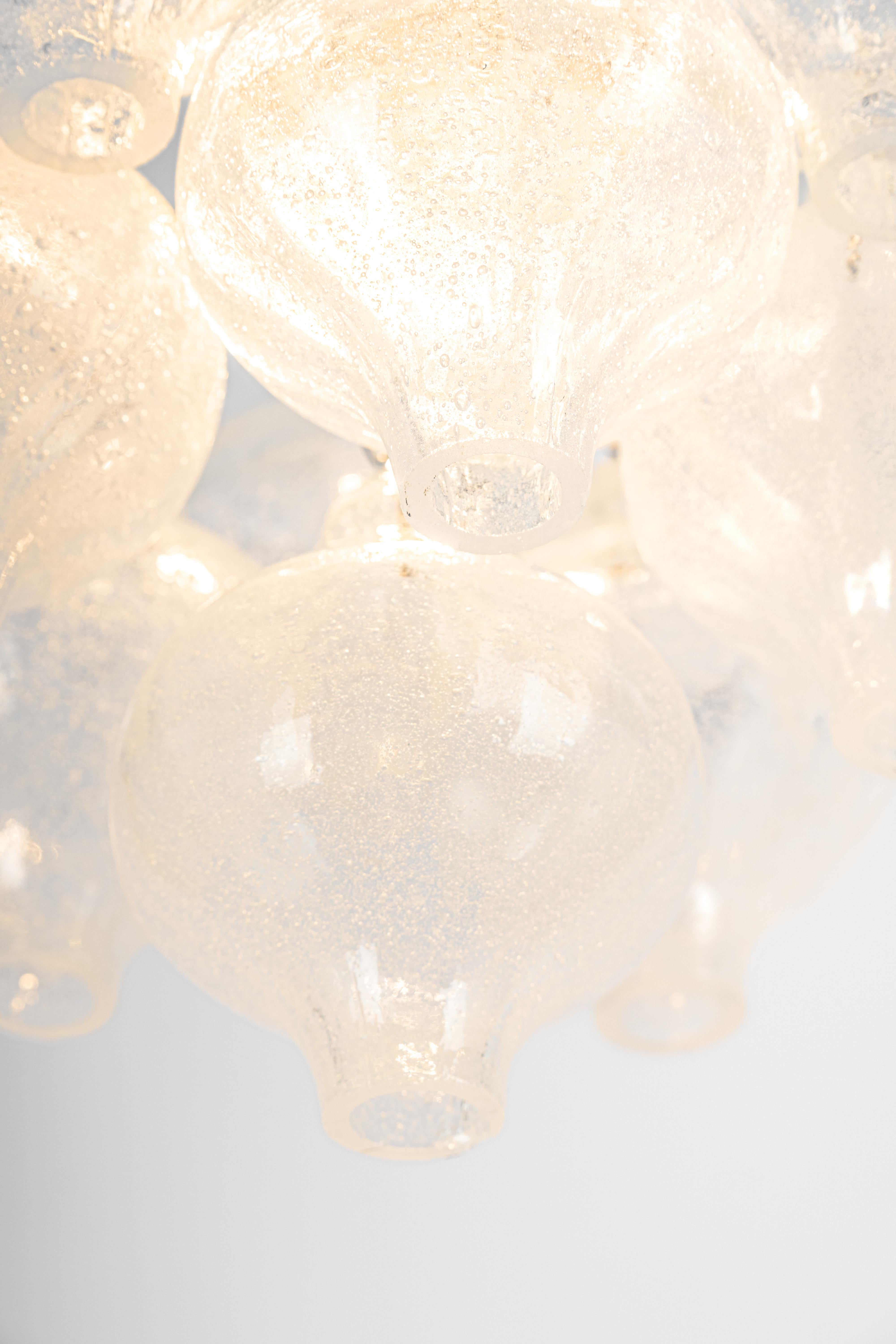 1 of 2 Petite merveille en forme d'oignon -Tulipan glass flush mount. Des verres soufflés à la main ont été suspendus à un cadre en métal peint en blanc et à un baldaquin en laiton.
Le meilleur du design des années 1960 par Kalmar, Autriche. Haute