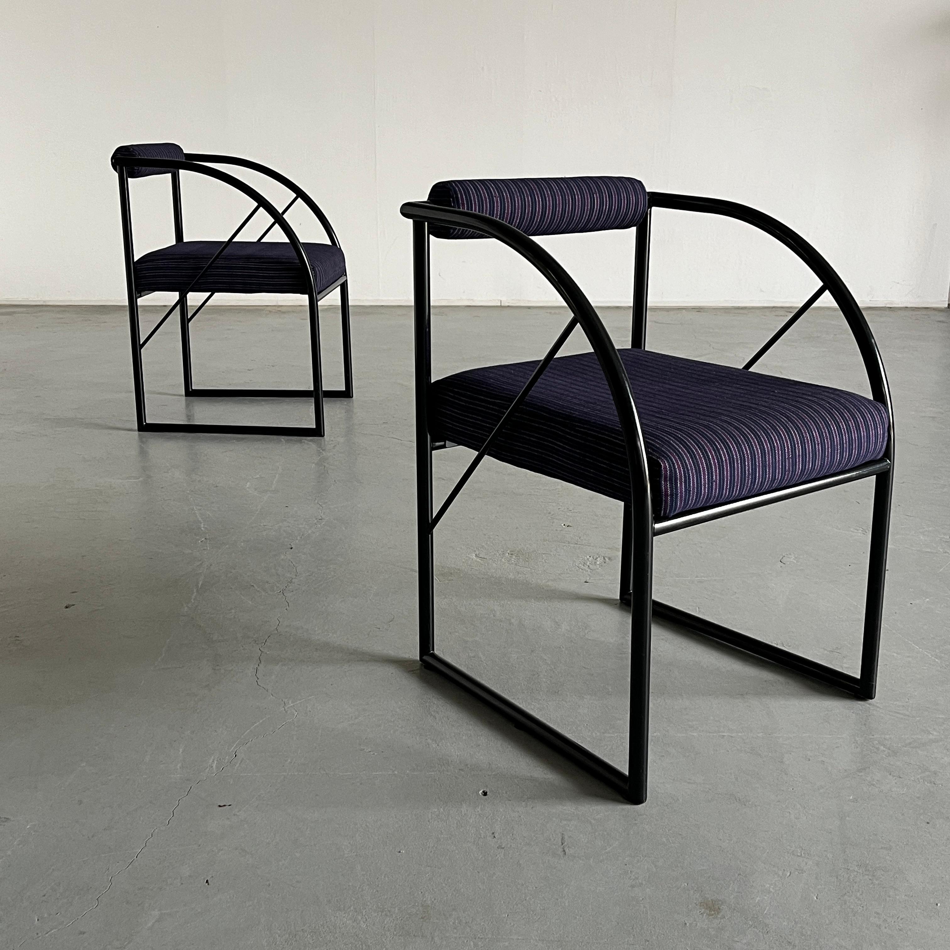 Coppia di poltrone vintage postmoderne nello stile dell'iconico designer Mario Botta. La struttura scultorea, caratteristica dell'epoca, è abbinata a una tappezzeria a righe in stile Memphis.
Rivestito.
Prodotto in Italia negli anni '80.

In ottime