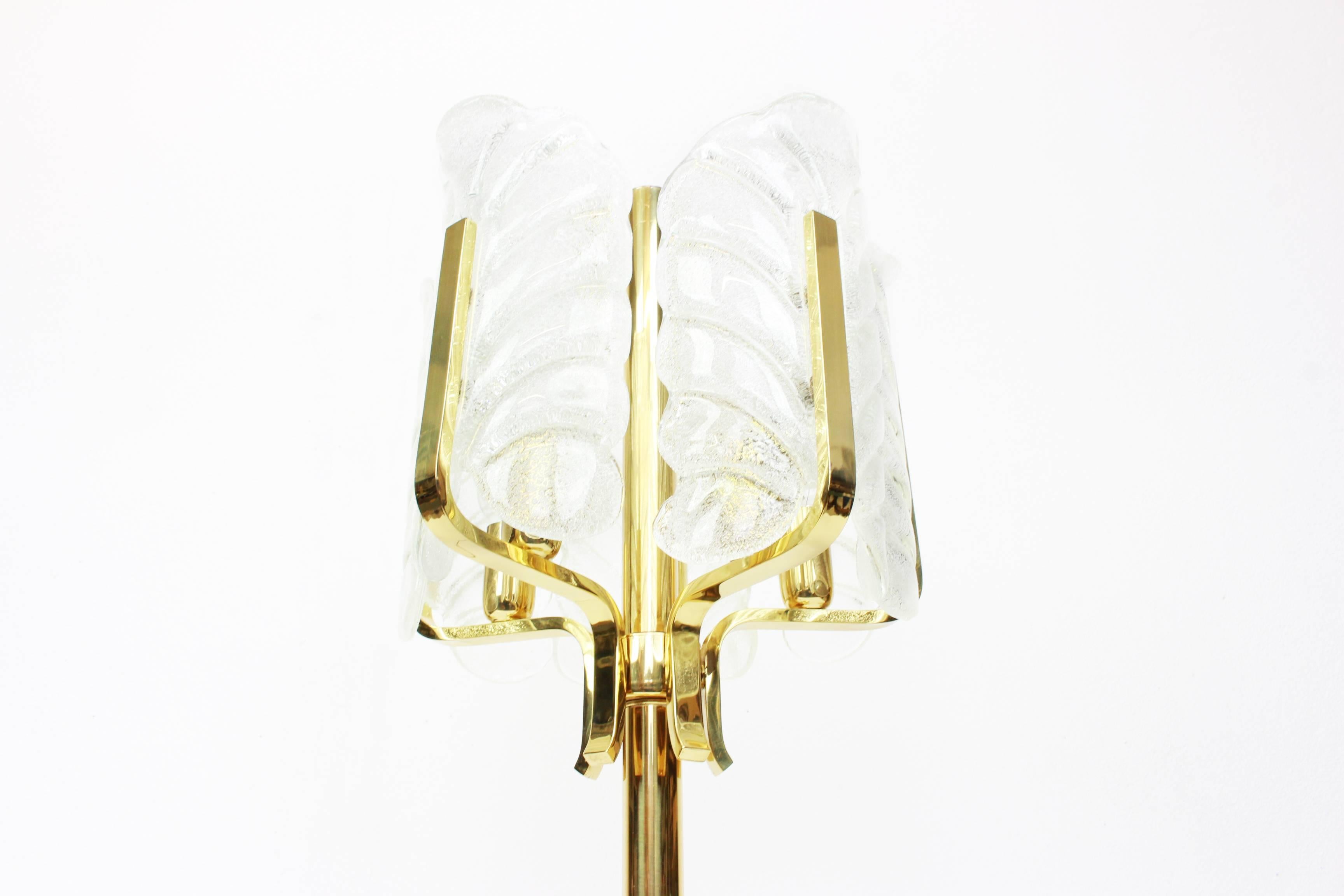 Very glamorous table lamp designed by Carl Fagerlund for Orrefors, Sweden, manufactured in midcentury, circa 1960-1969.
The light features a polished brass frame with five stunning Murano glass leaves which have a matte frosted relief on the inside