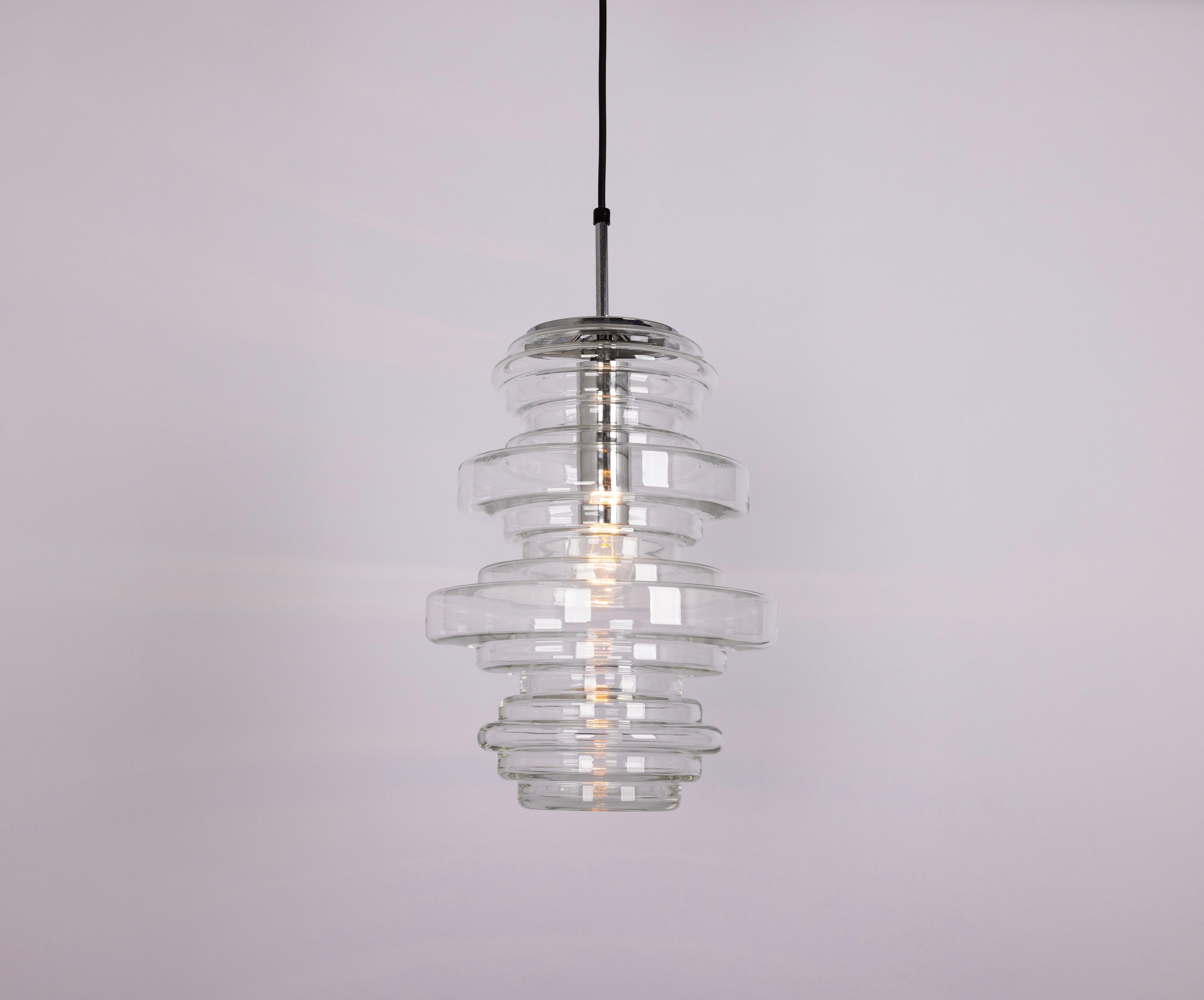 Vetro soffiato 1 di 2 rare grandi lampade a sospensione in vetro trasparente di Limburg, Germania, anni '70 in vendita