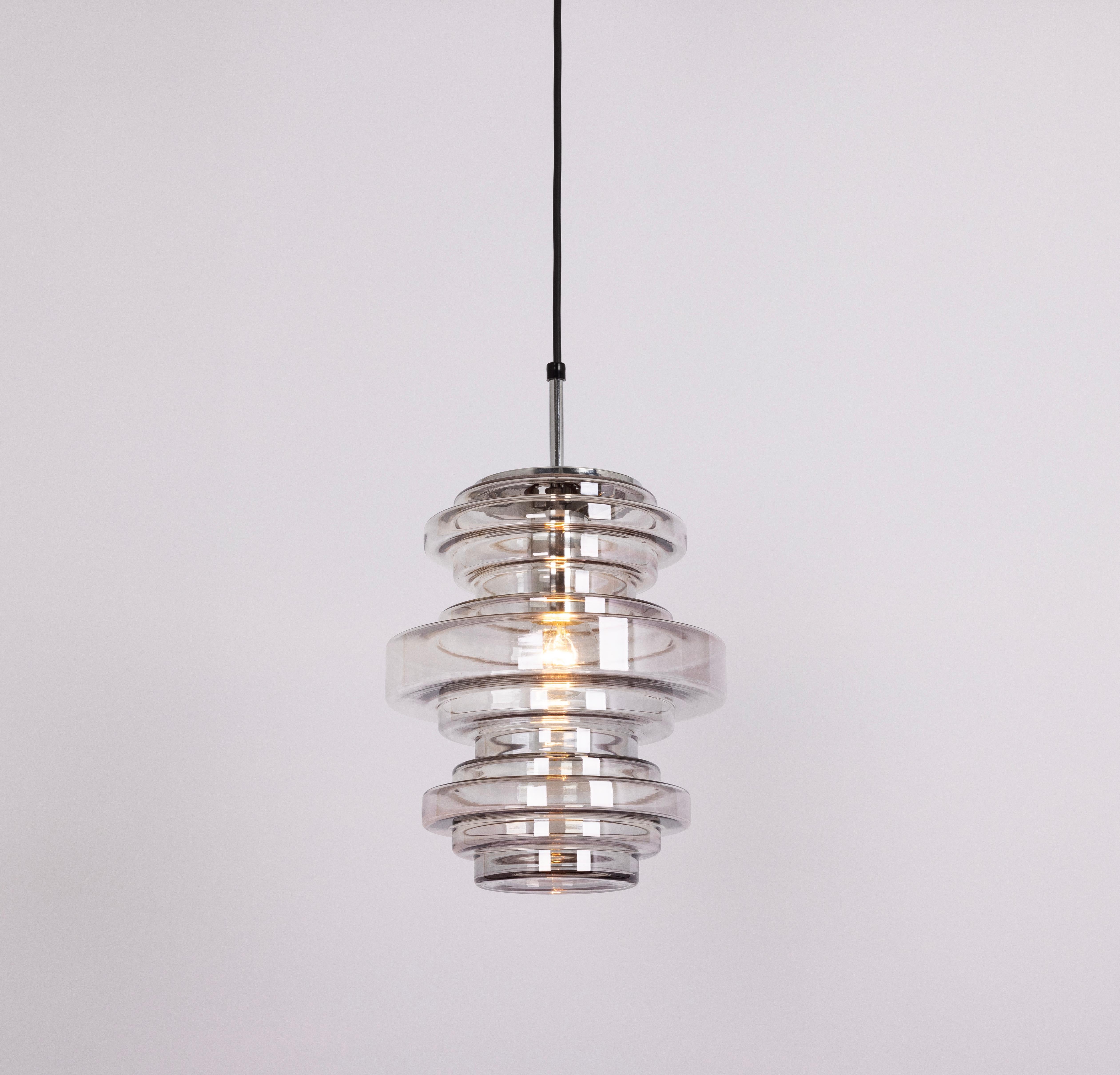 1 di 2 rare lampade a sospensione in vetro fumé di Limburg, Germania, anni '70 in vendita 3