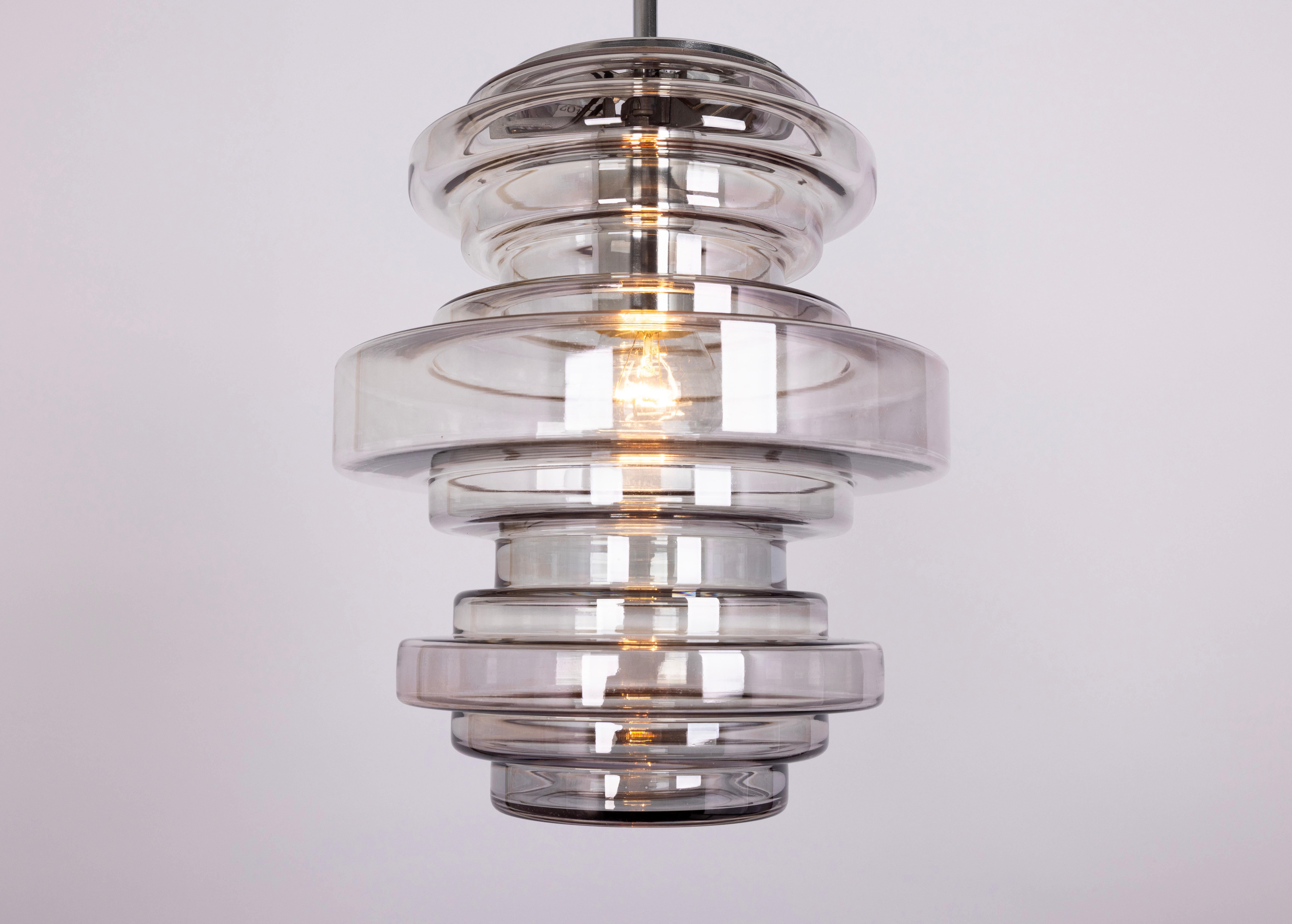 1 di 2 rare lampade a sospensione in vetro fumé di Limburg, Germania, anni '70 in vendita 4