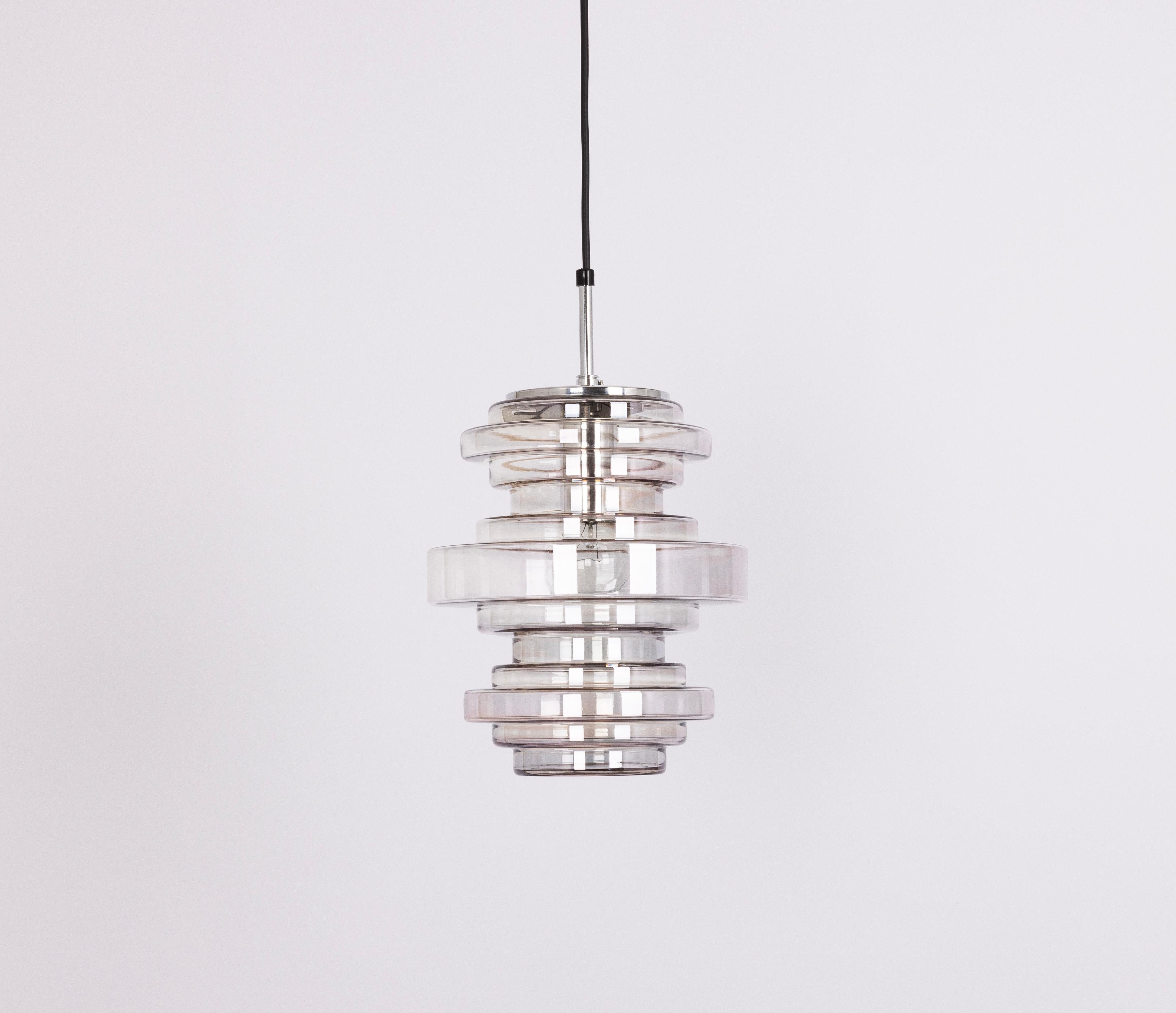 1 di 2 Raro pendente in vetro fumé, prodotto da Limburg, Germania, circa 1970-1979.
Splendido effetto di luce e forma eccellente.
Prese di corrente: Una lampadina standard E27 (max. 100 Watt) e compatibile anche con gli standard